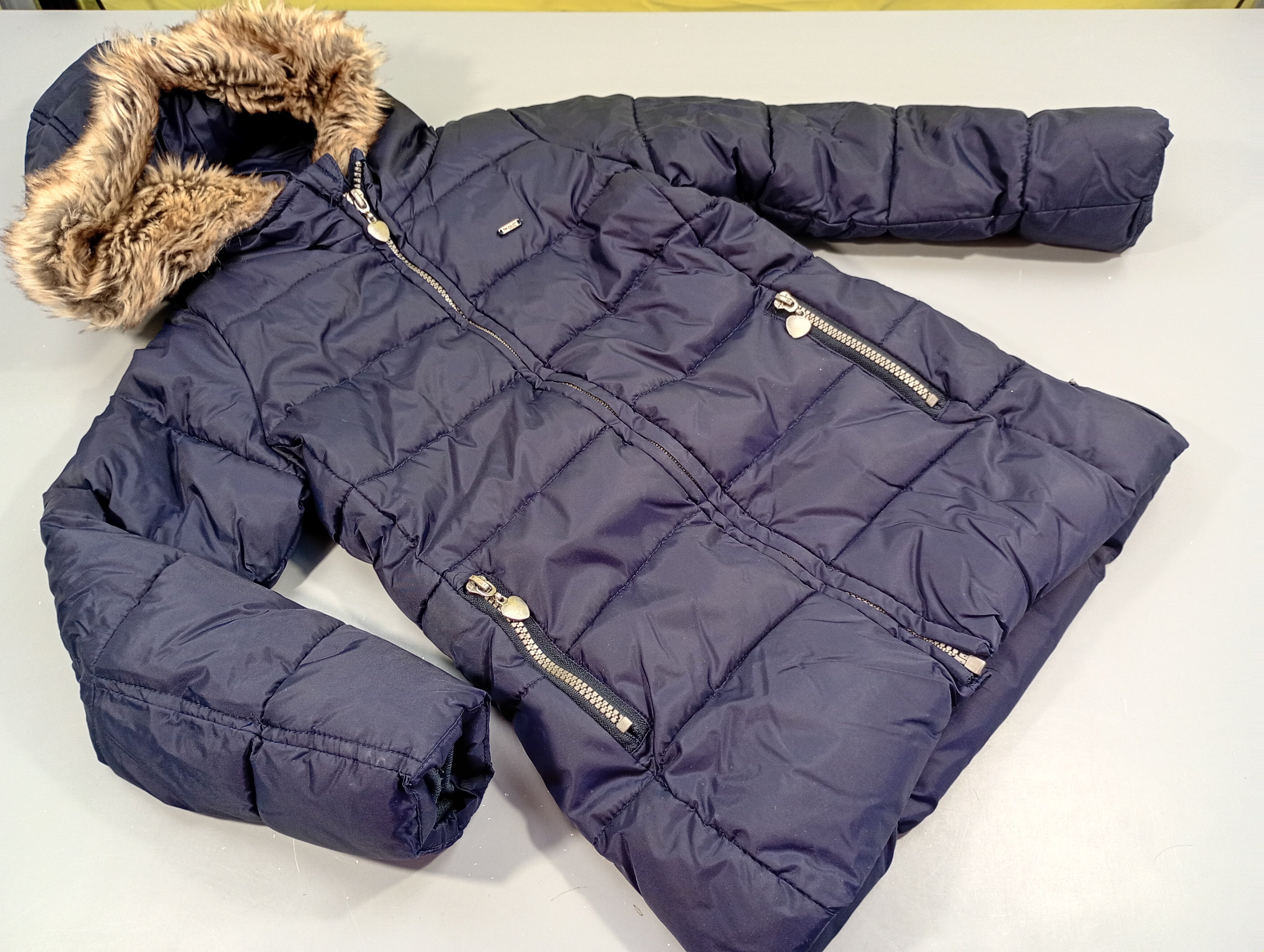 Veste bleu marine zippée à capuche fausse fourrure, zips coeurs