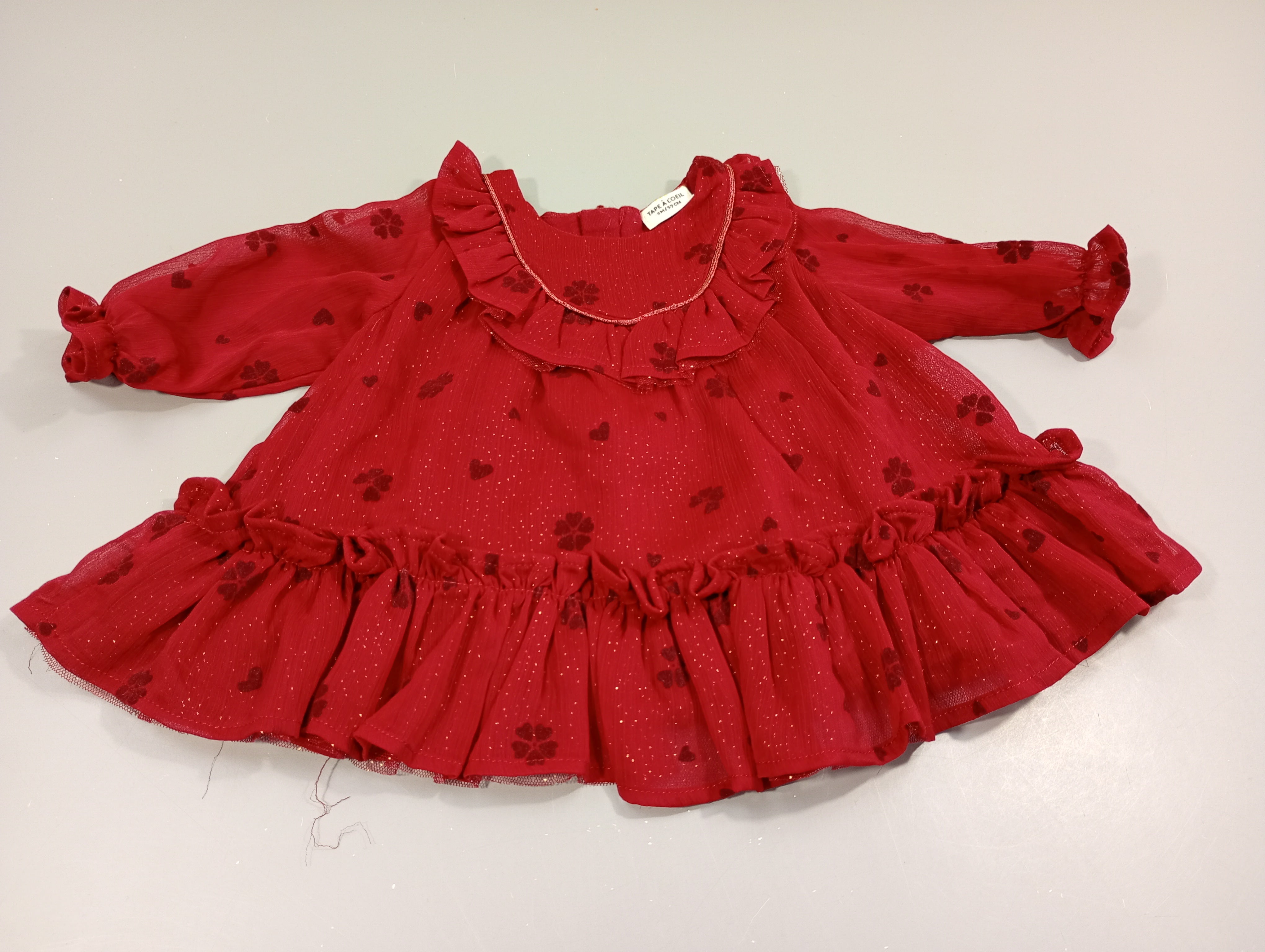 Robe m.l en voiles bordeau , fleurs et paillettes. Intérieur doublé sauf les manches