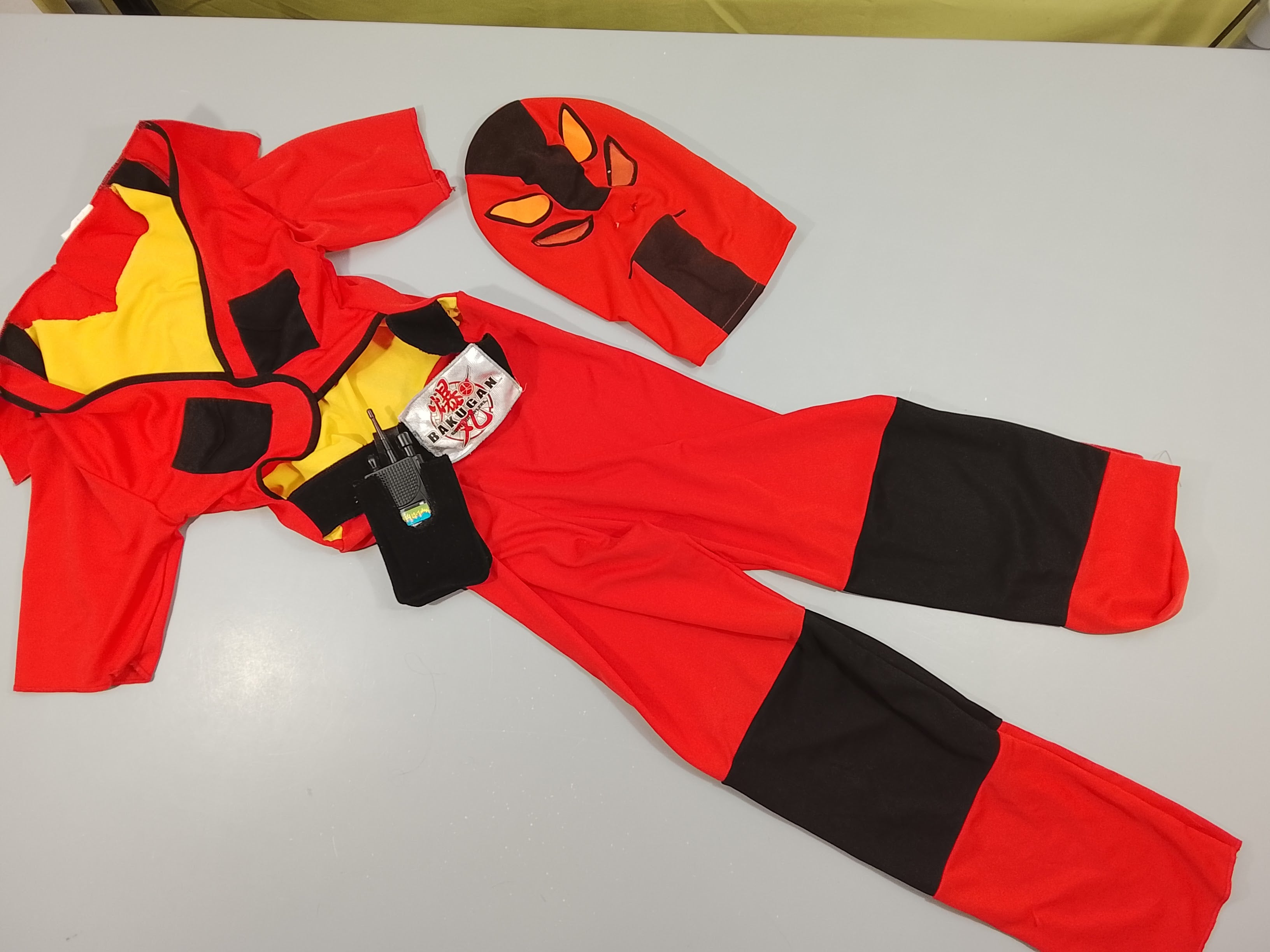 Déguisement rouge, noir, jaune Bakugan + talkie walki + cagoule