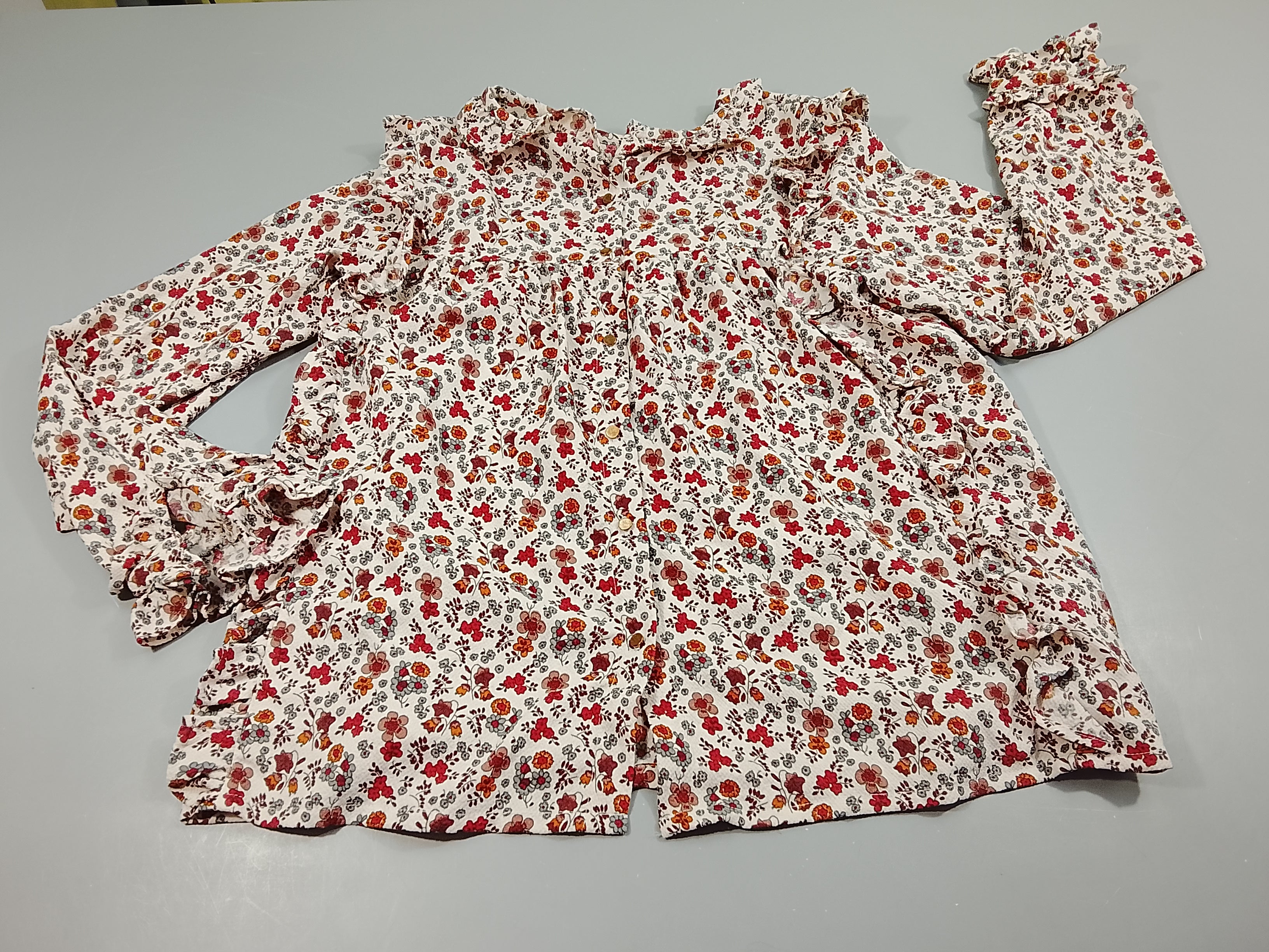 Blouse ml  écrue à fleurs ,volants  au col et épaulse