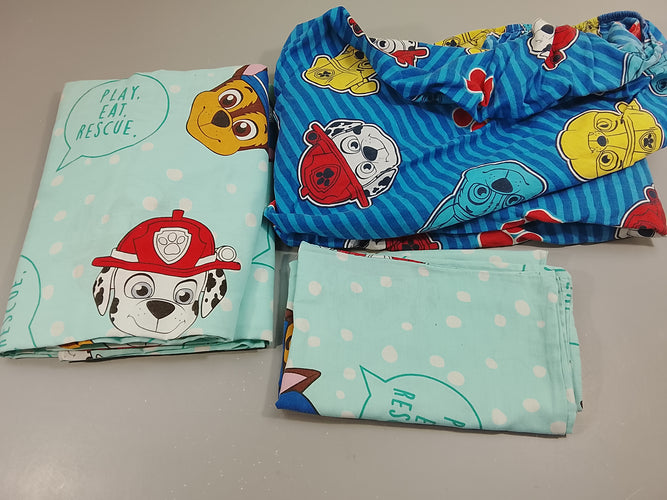 Parure de lit Pat'Patrouilles. Drap housse+ housse de couette+ taie d'oreiller. 120x160cm, moins cher chez Petit Kiwi