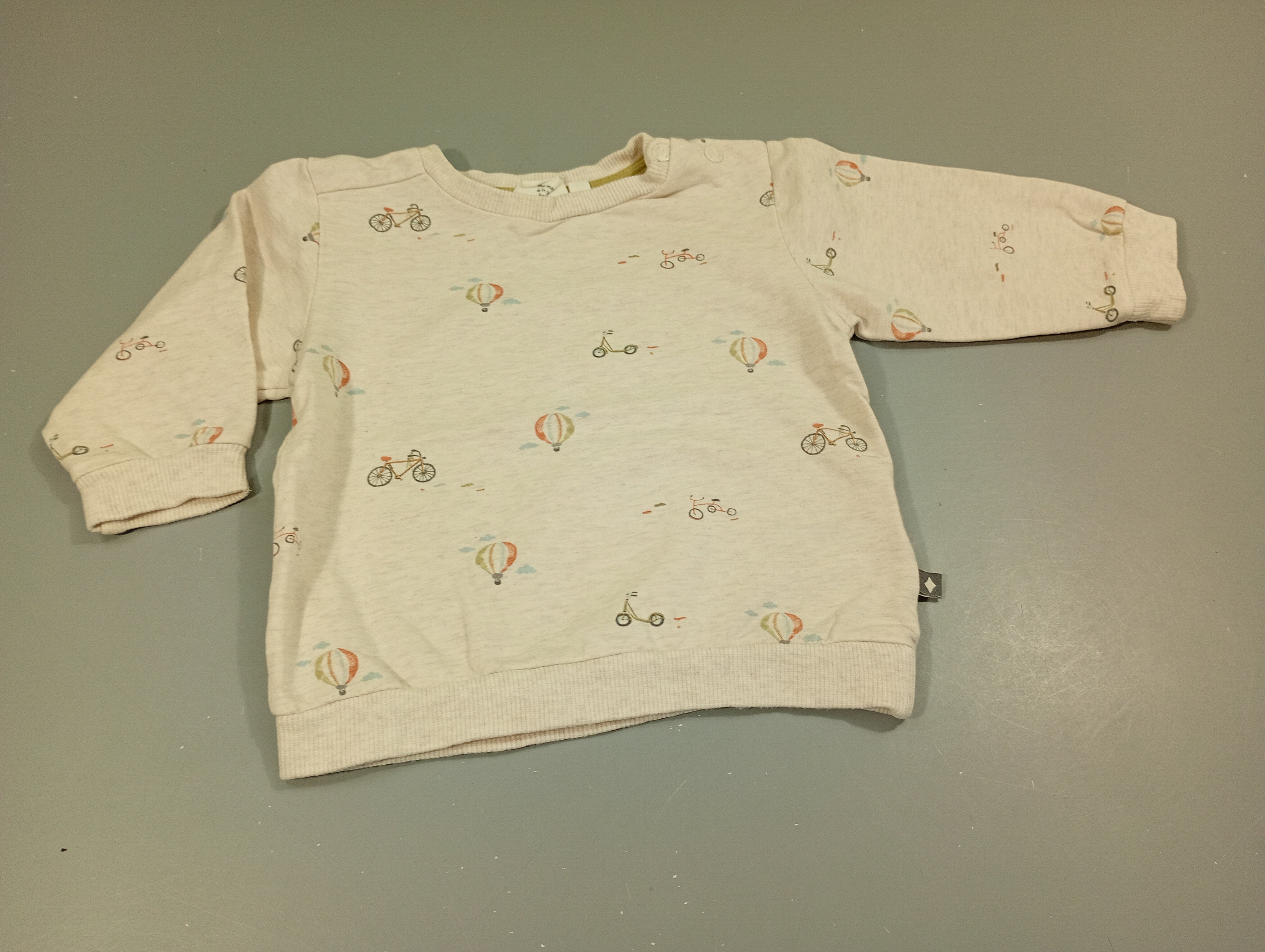 Sweat beige très clair flammé , vélos, montgolfières,...