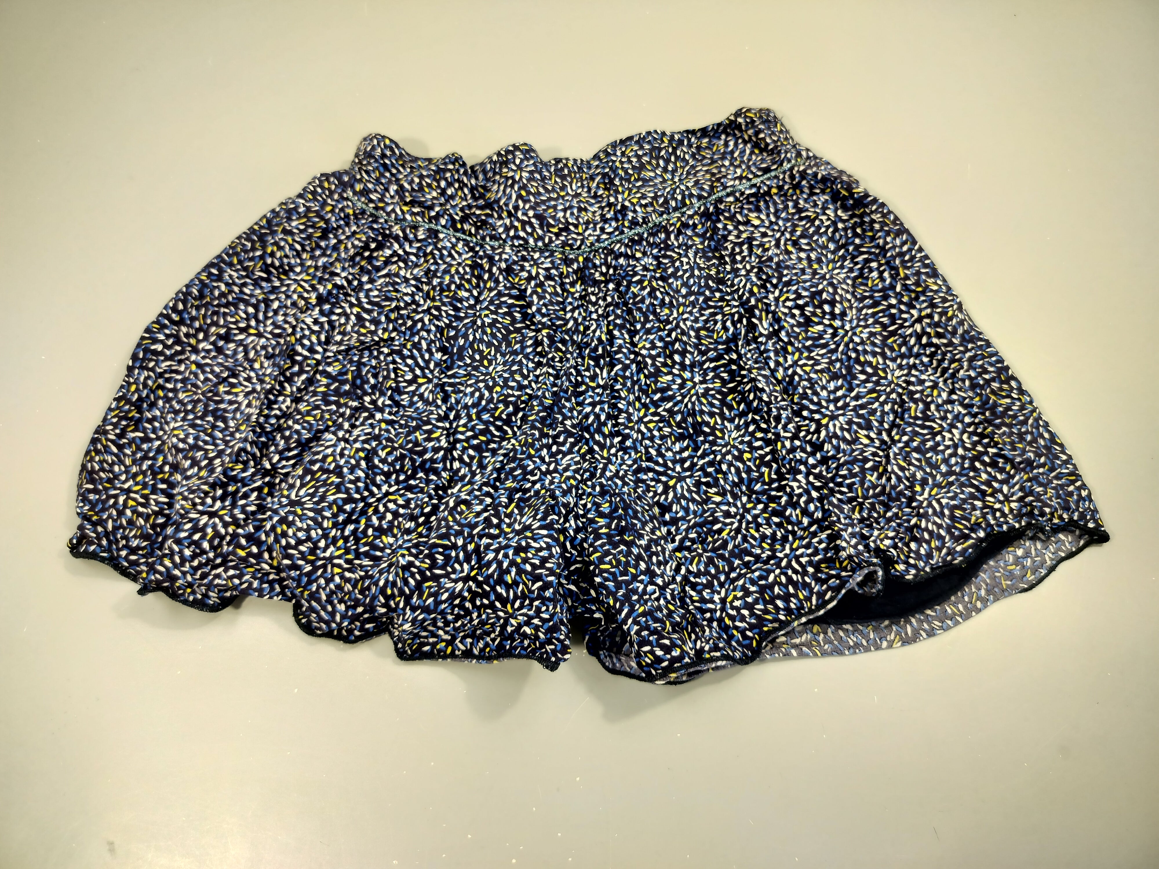 Short fluide bleu marine à motifs bleus et blancs