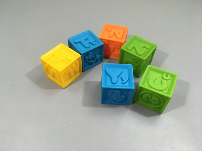 6 cubes à manipuler, moins cher chez Petit Kiwi