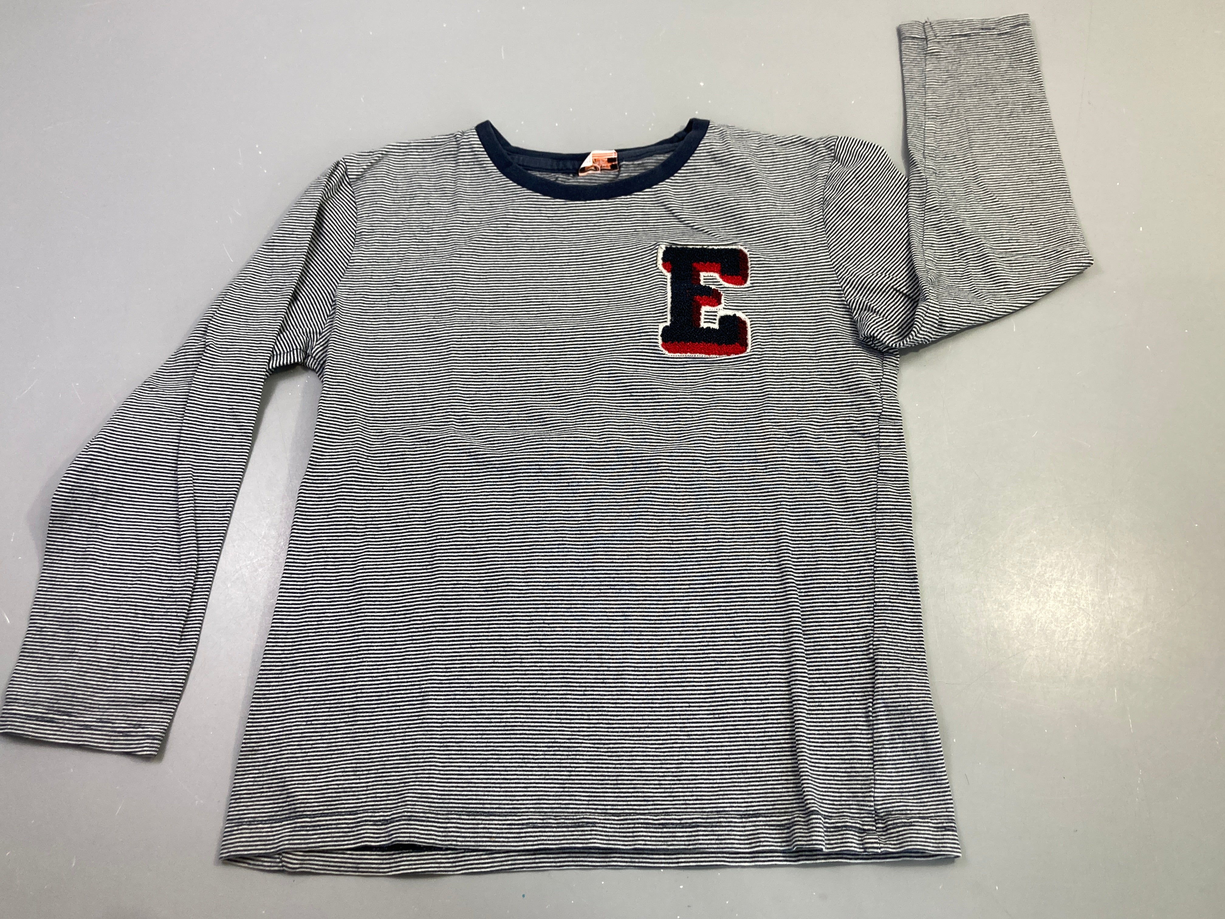 T-shirt m.l rayé marine blanc lettre E, légèrement bouloché