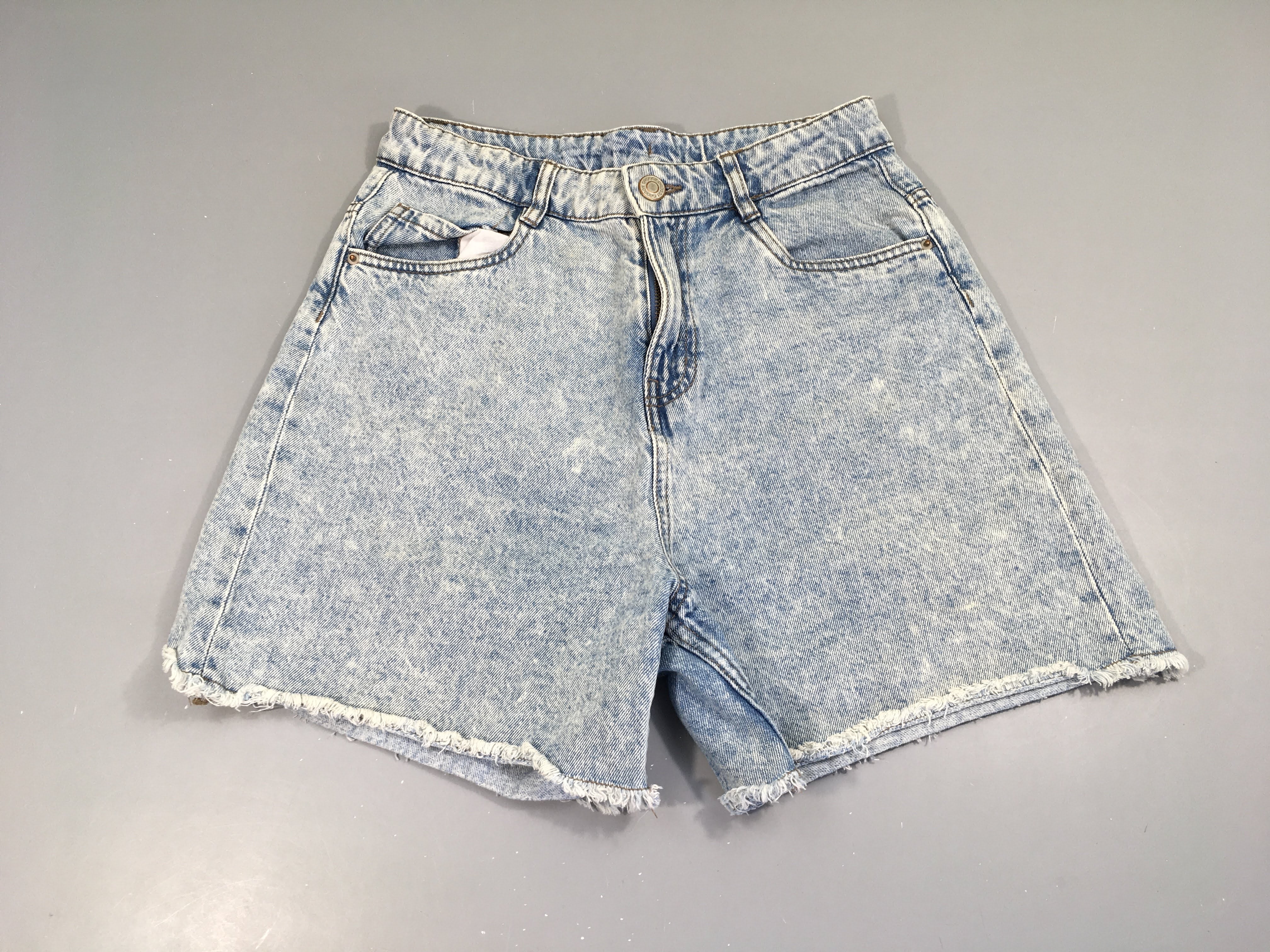 Short en jean délavé effet effiloché