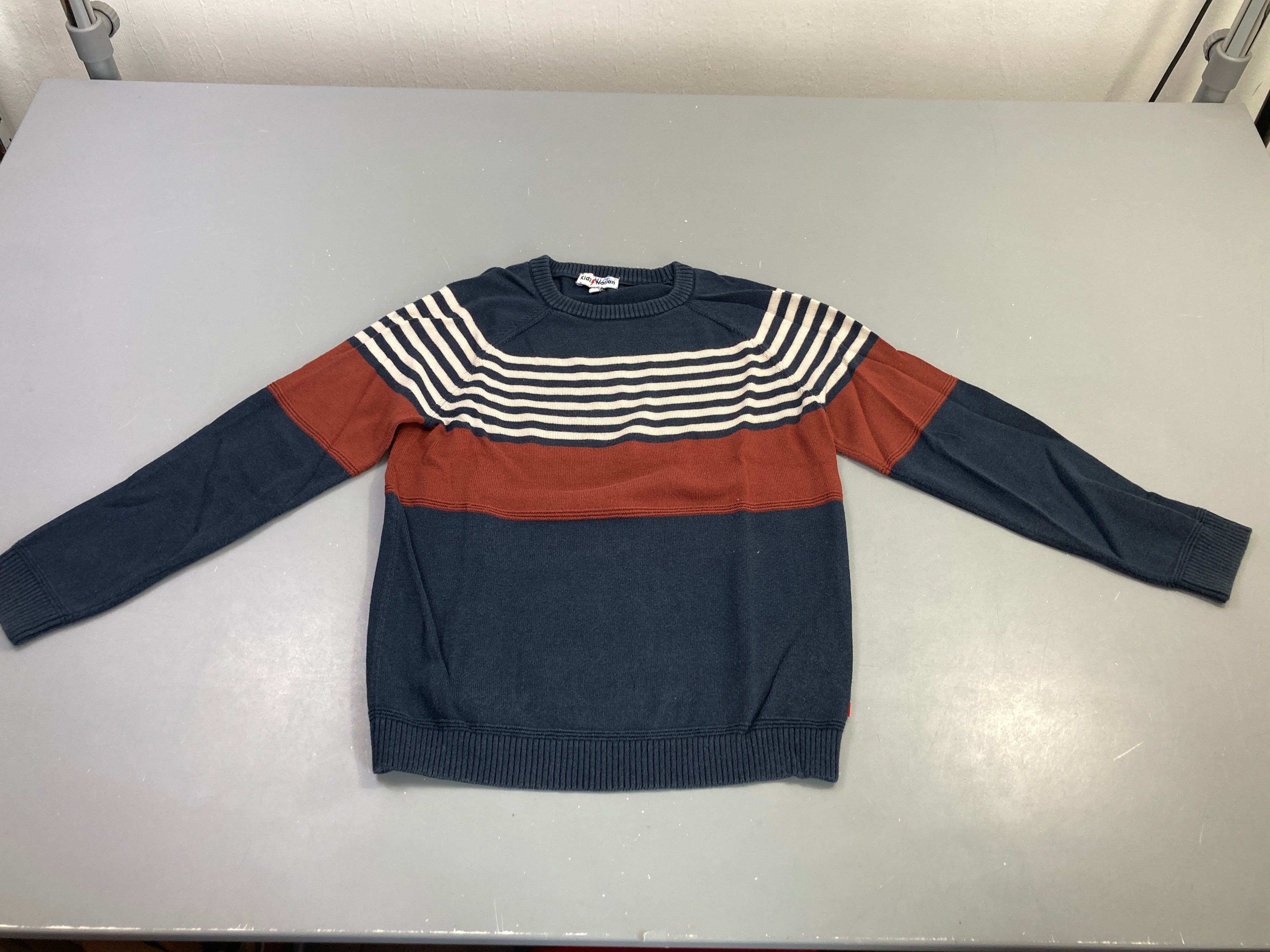 Pull bleu marine rayé rouille, légèrement bouloché