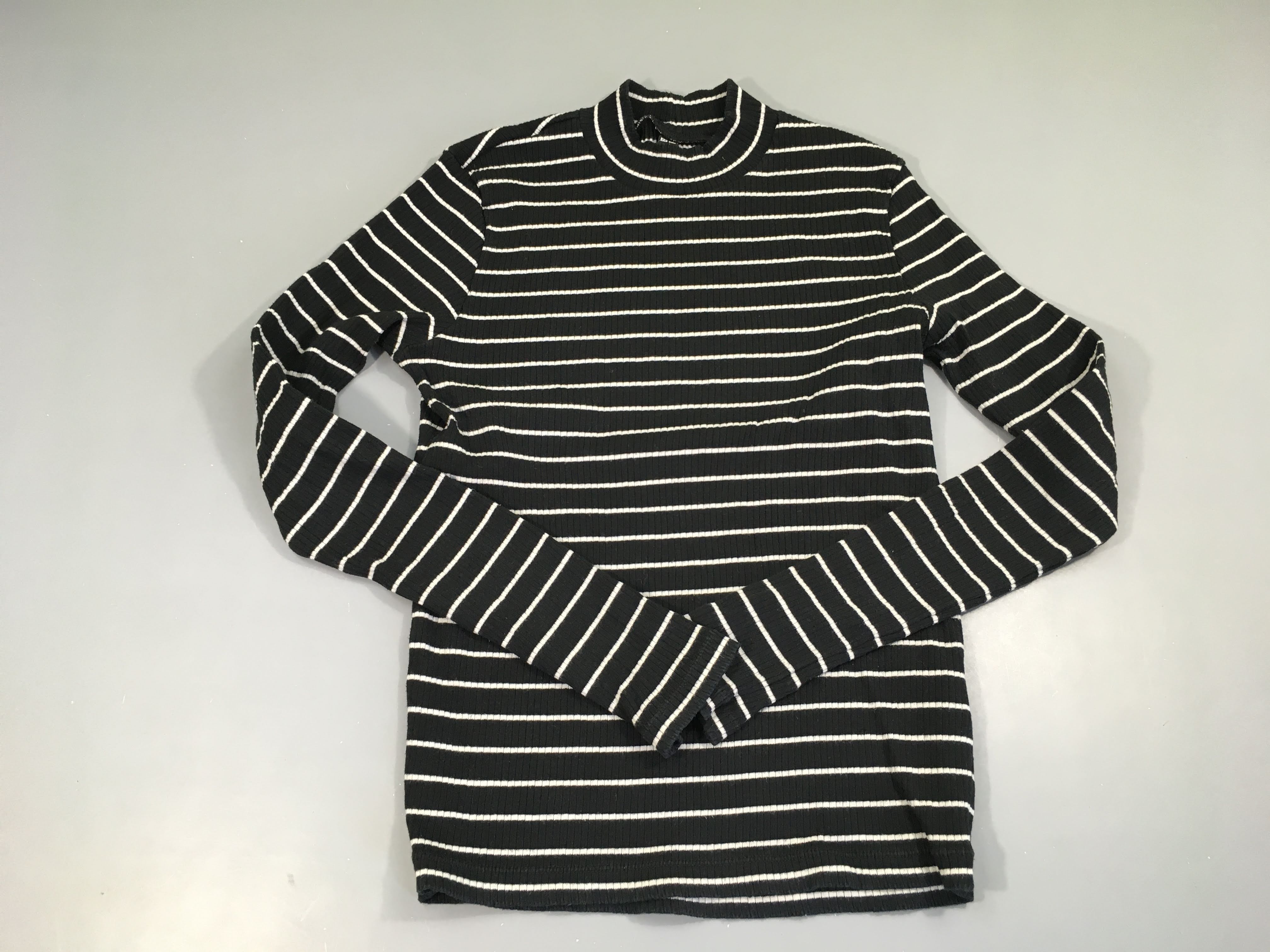 T-shirt m.l noir rayé blanc côtelé col montant
