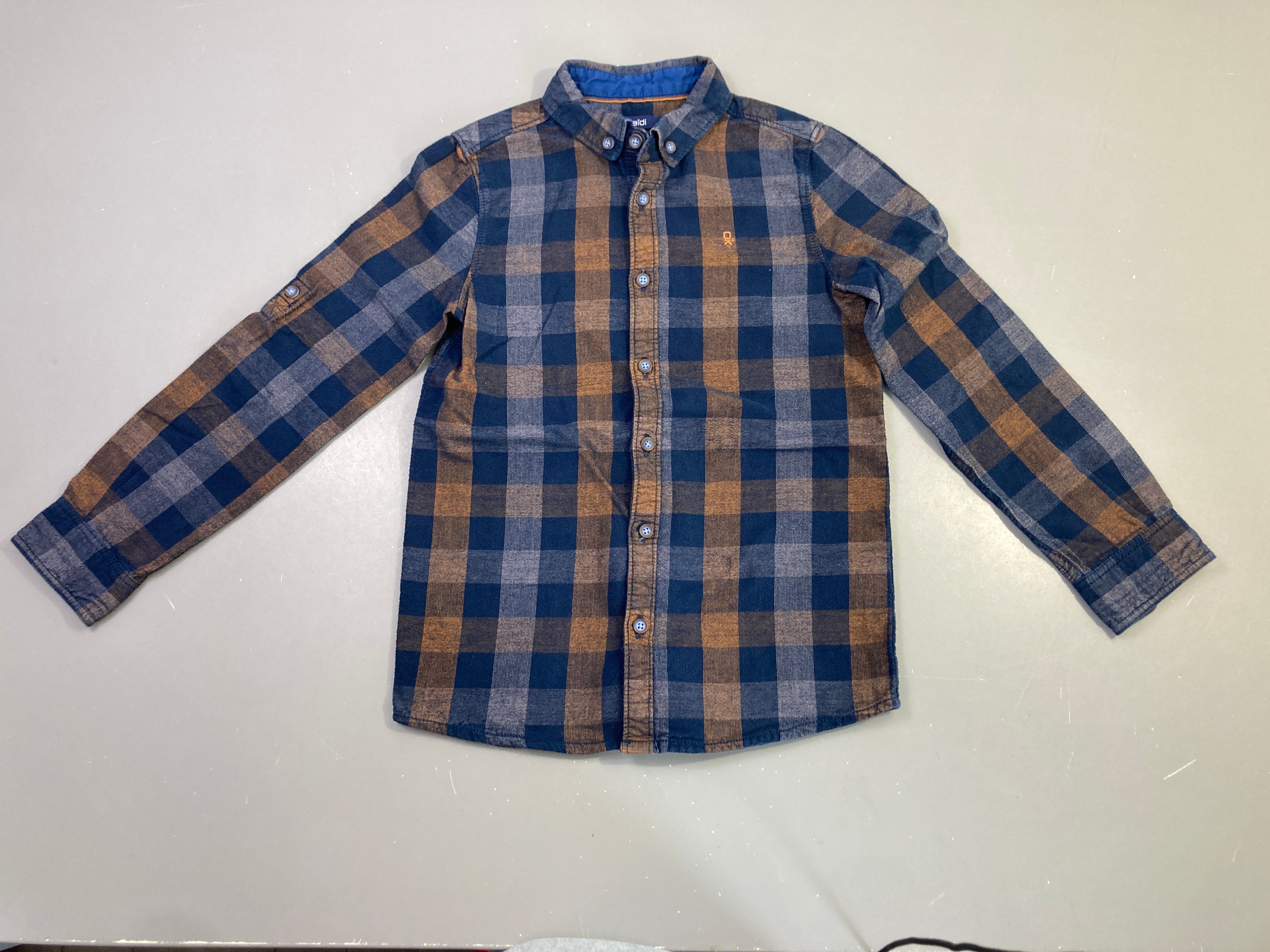 Chemise m.l bleu marine à carreaux marron, légèrement bouloché