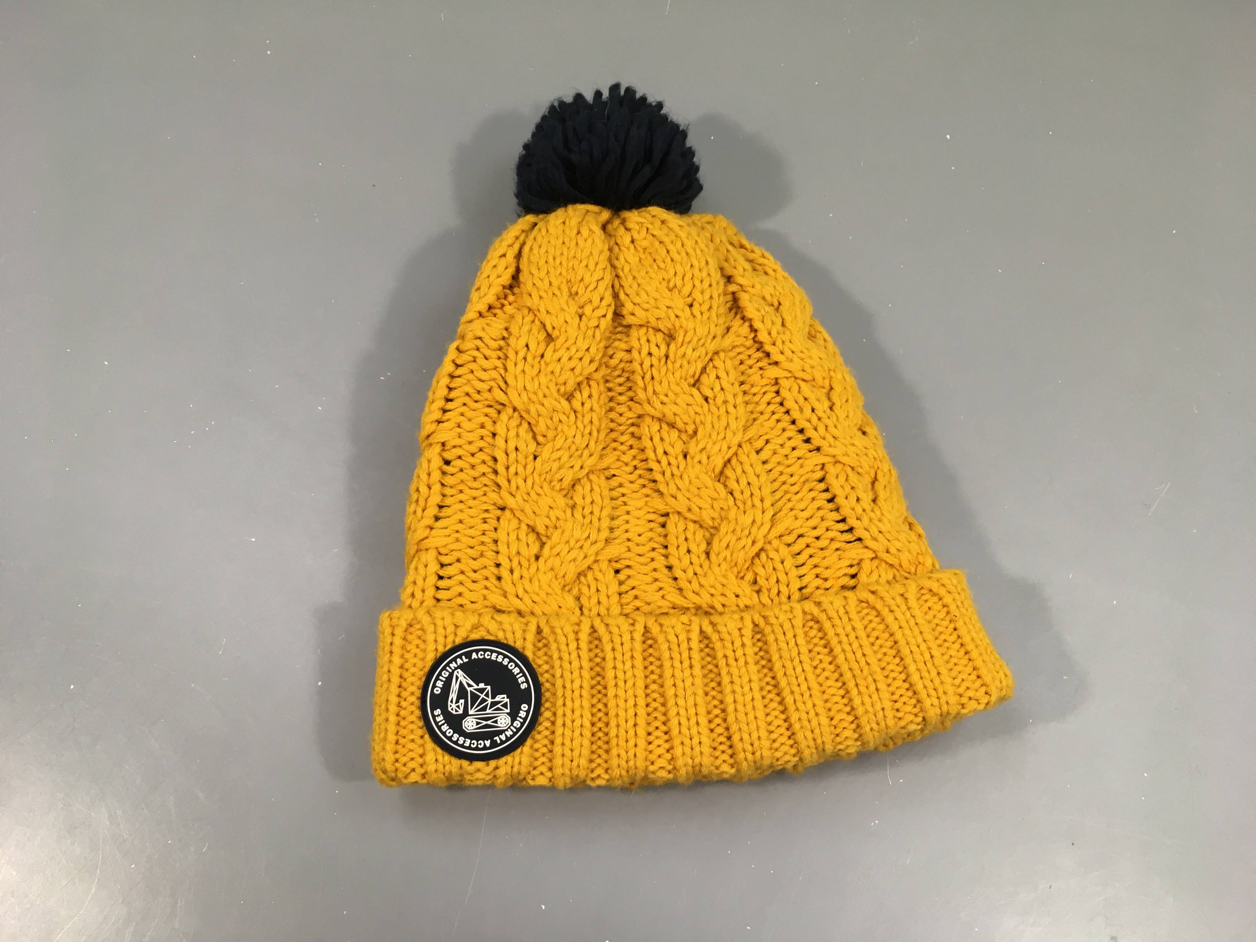 Bonnet mailles torsadées jaune pompon bleu doublé peluche