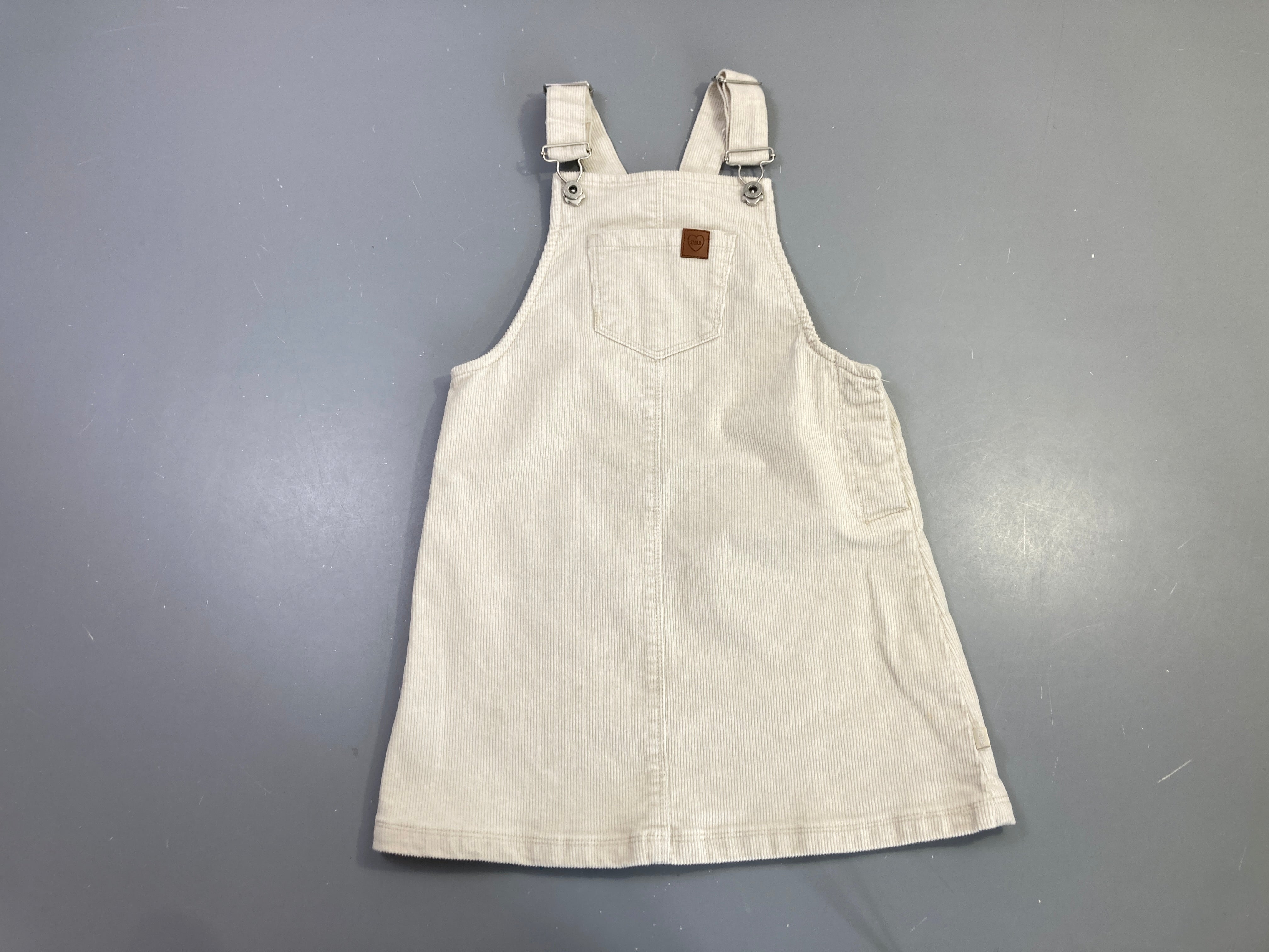 Robe salopette velours côtelé écru poche