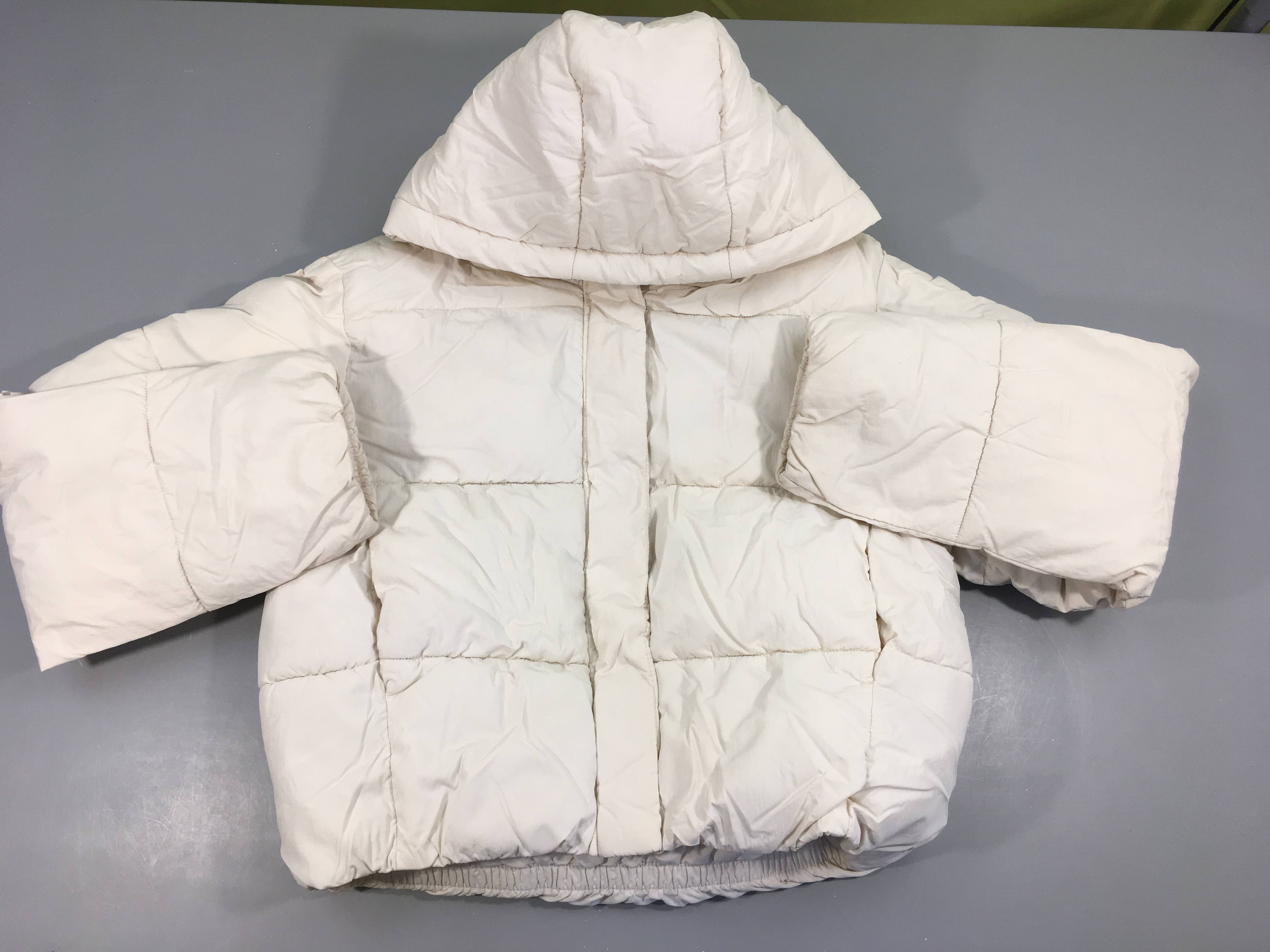 Doudoune blanc cassé à capuche-Légère tache rosée arrire manche