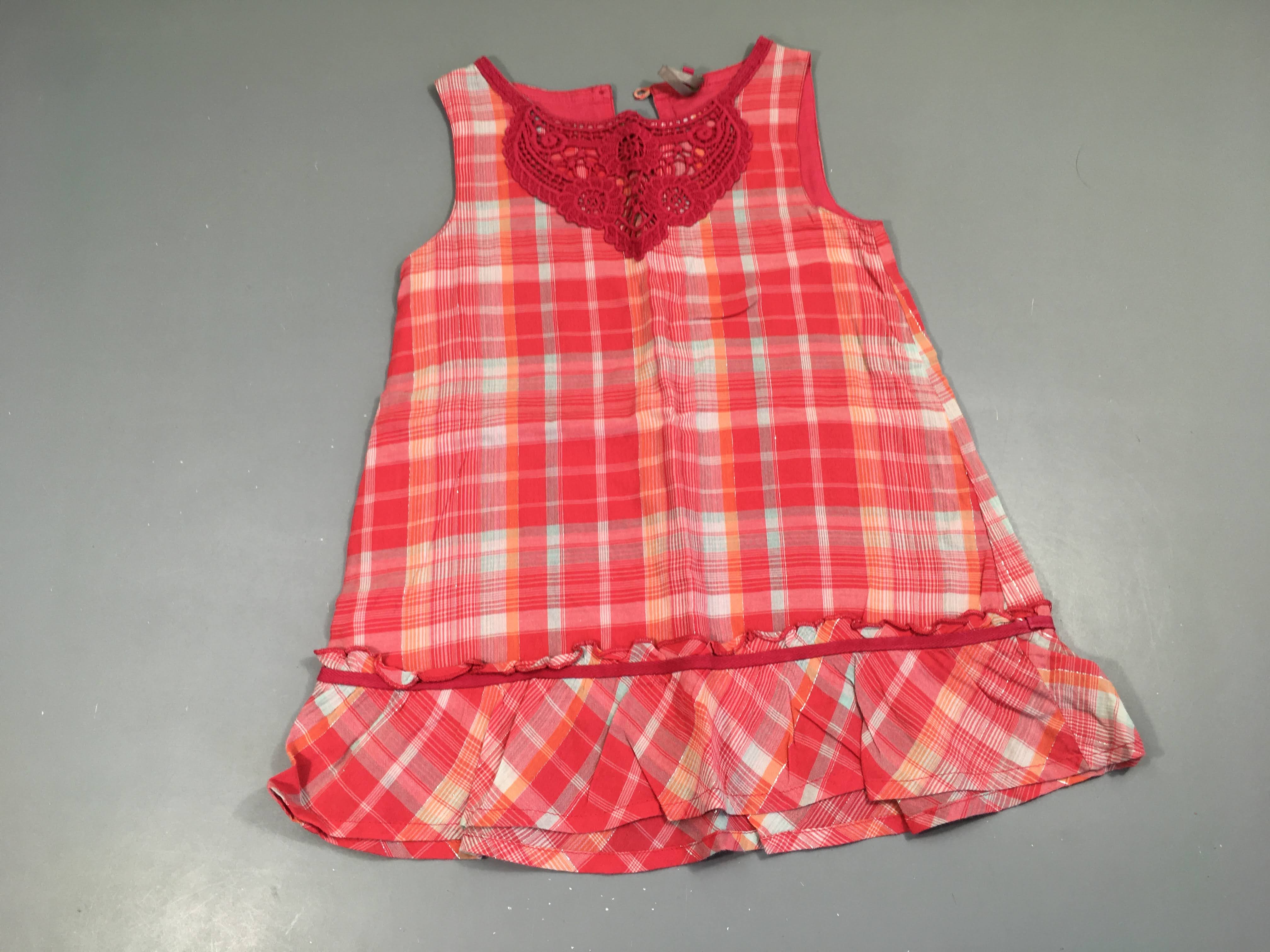 Robe s.m carreaux rouge/orange dentelle à l'avant