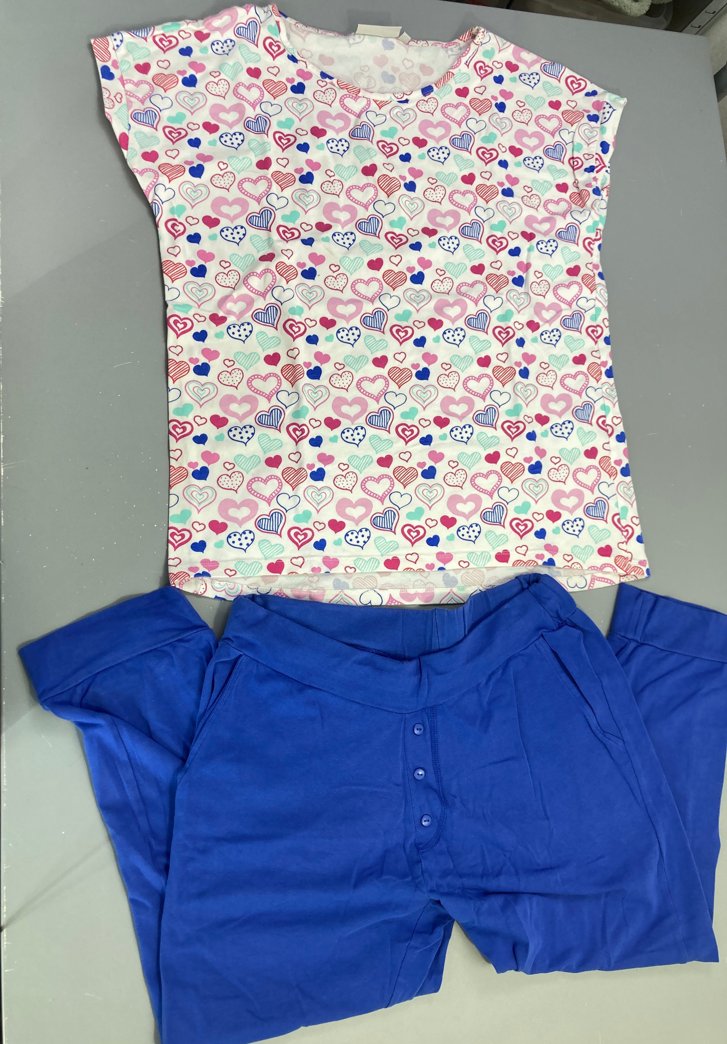 Pyjama m.c 2pcs blanc imprimé cœurs, bas bleu corsaire