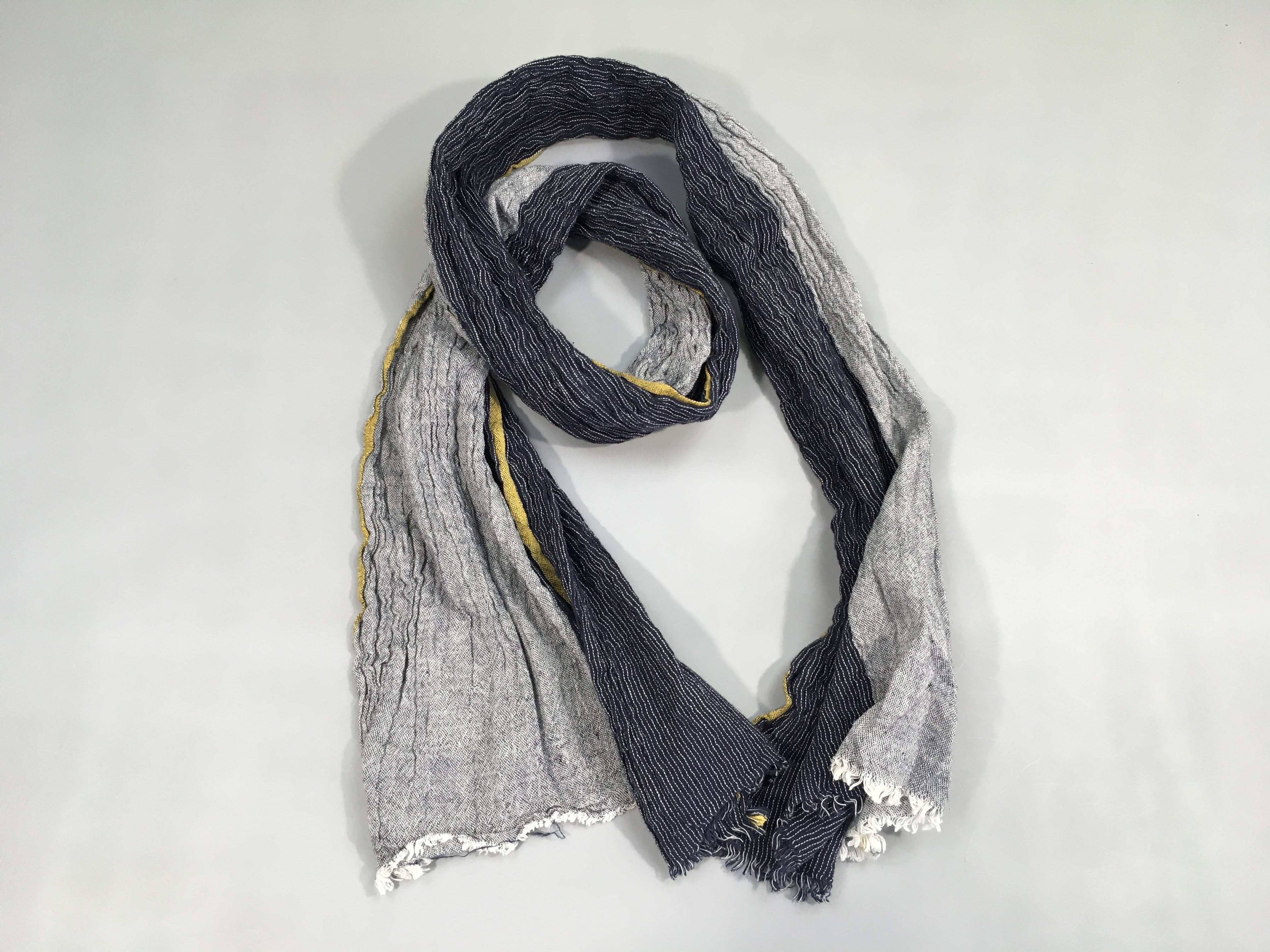 Foulard bleu-gris bord moutarde