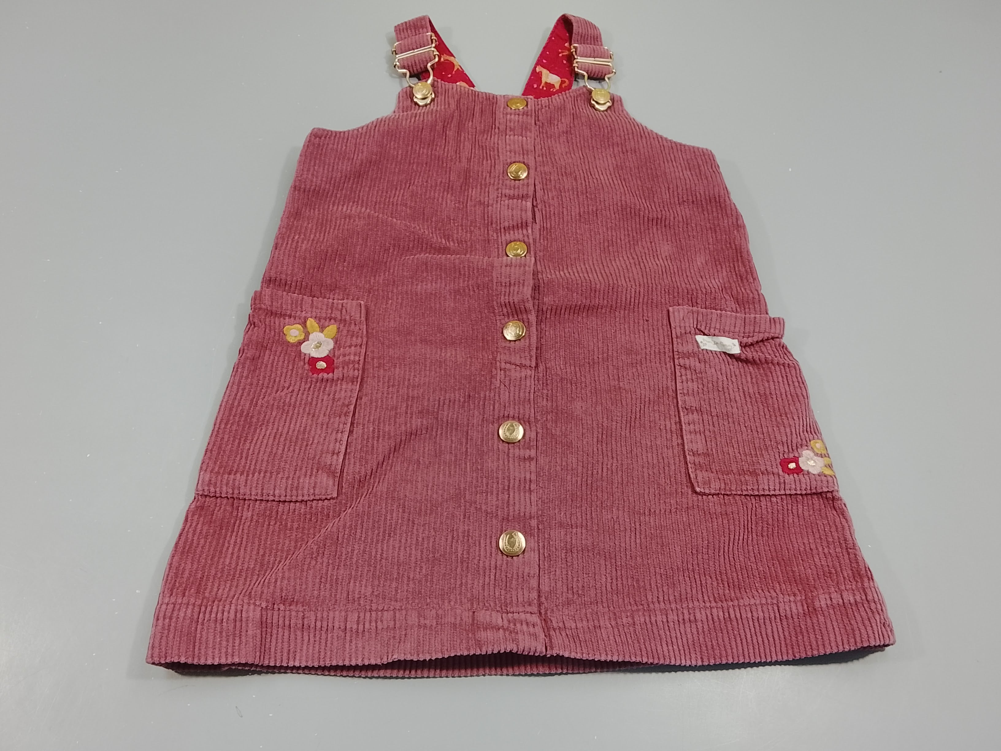 Robe salopette velours côtelé rose, pressions dorées.Broderies fleurs aux poches