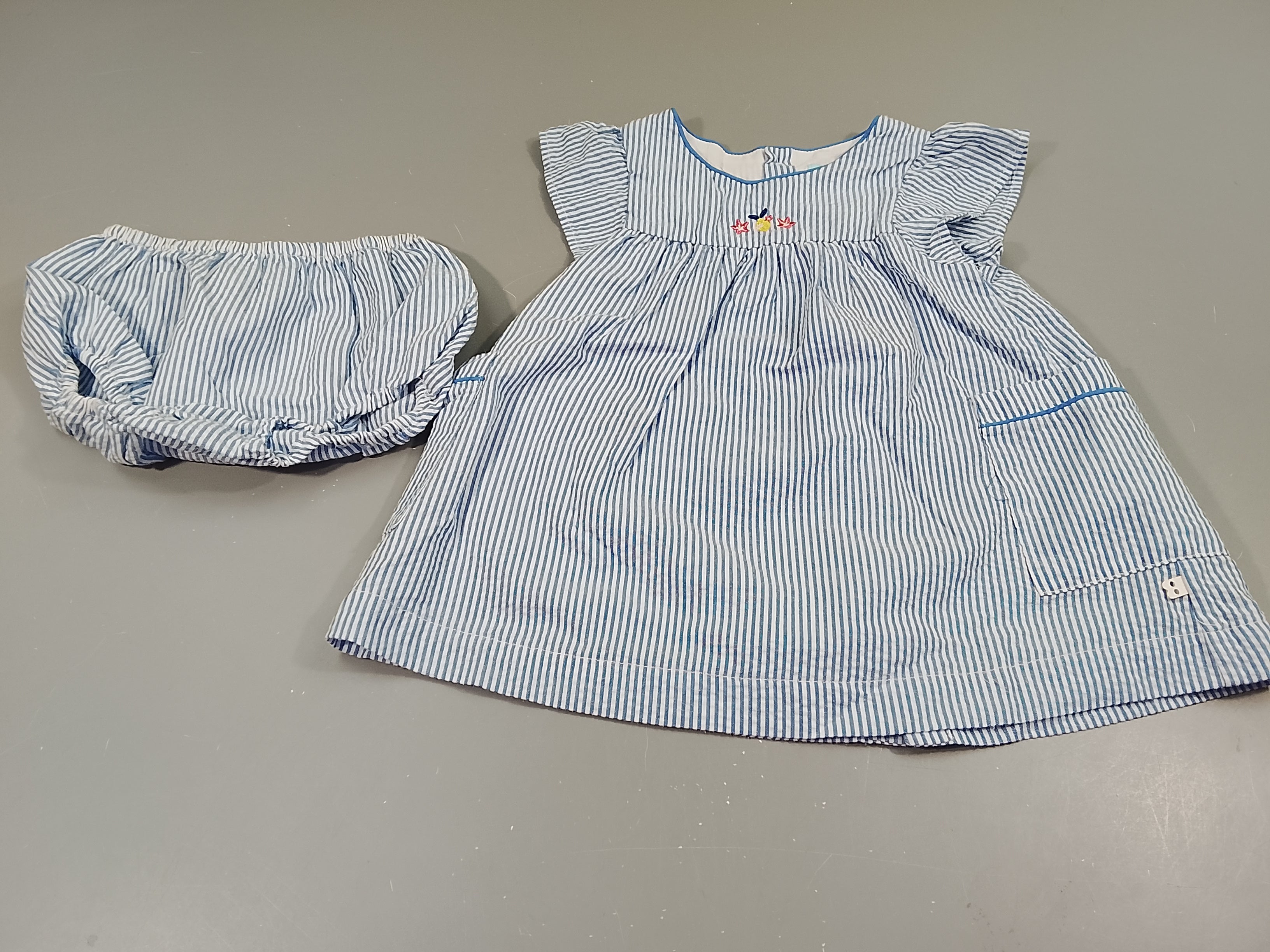 Robe m.c rayures verticales blanc et bleu  + bloomer assorti