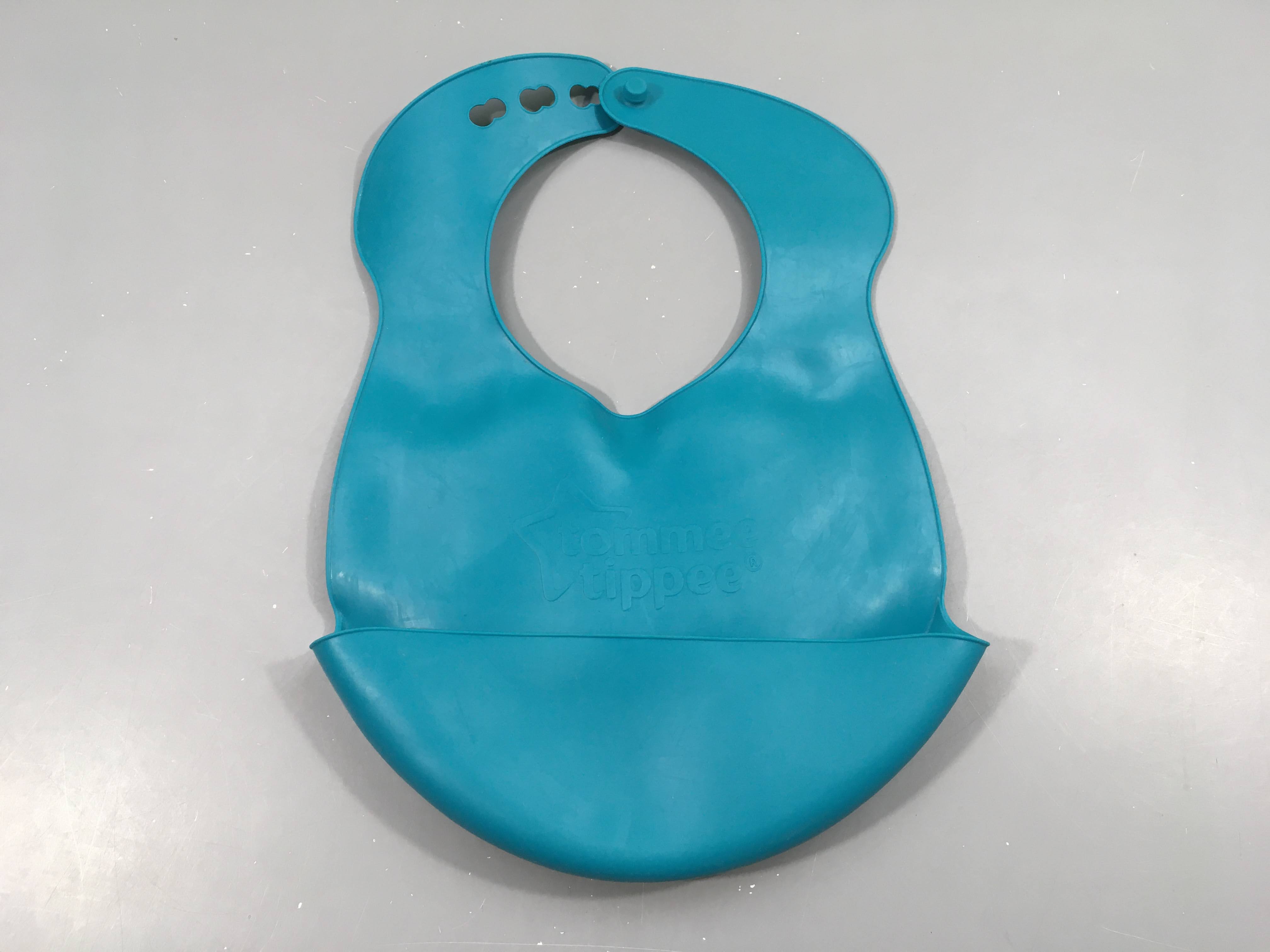 Bavoir en silicone bleu avec réservoir
