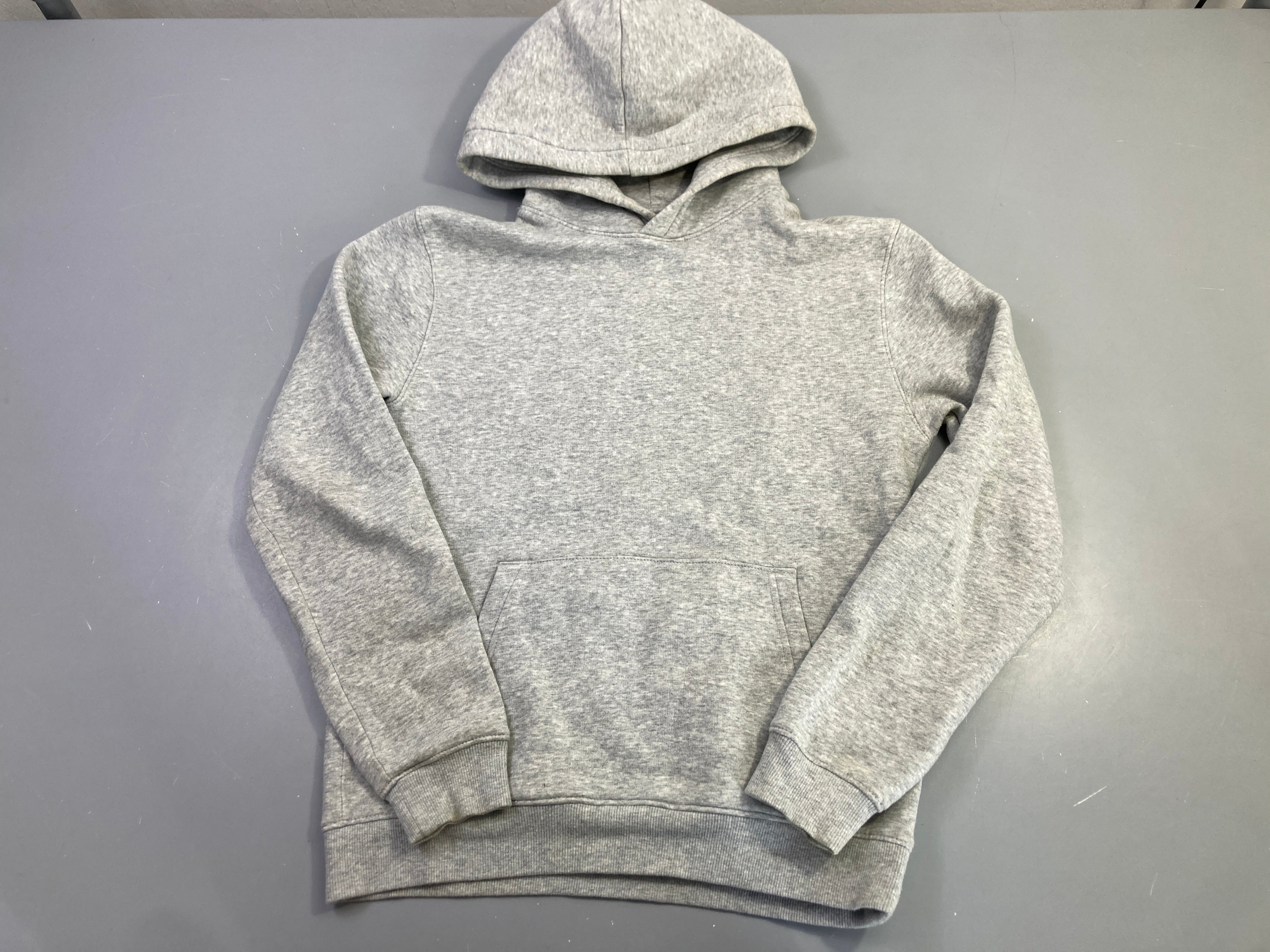 Sweat capuche gris chiné, légèrement bouloché