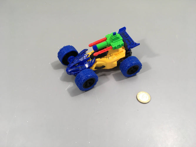 Voiture dino en plastique jaune/bleu/vert avec missiles, moins cher chez Petit Kiwi