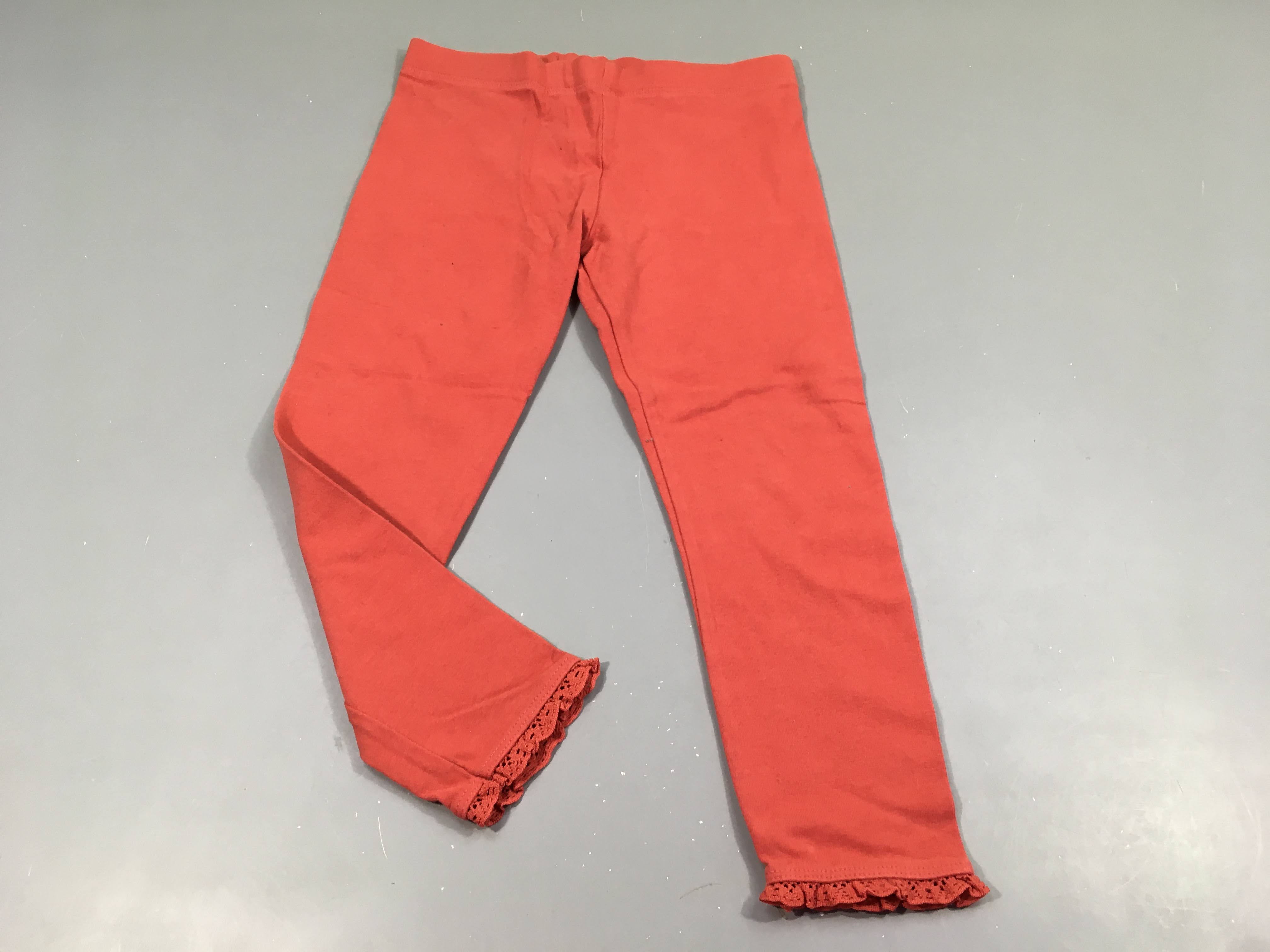 Legging corail, dentelles à la cheville