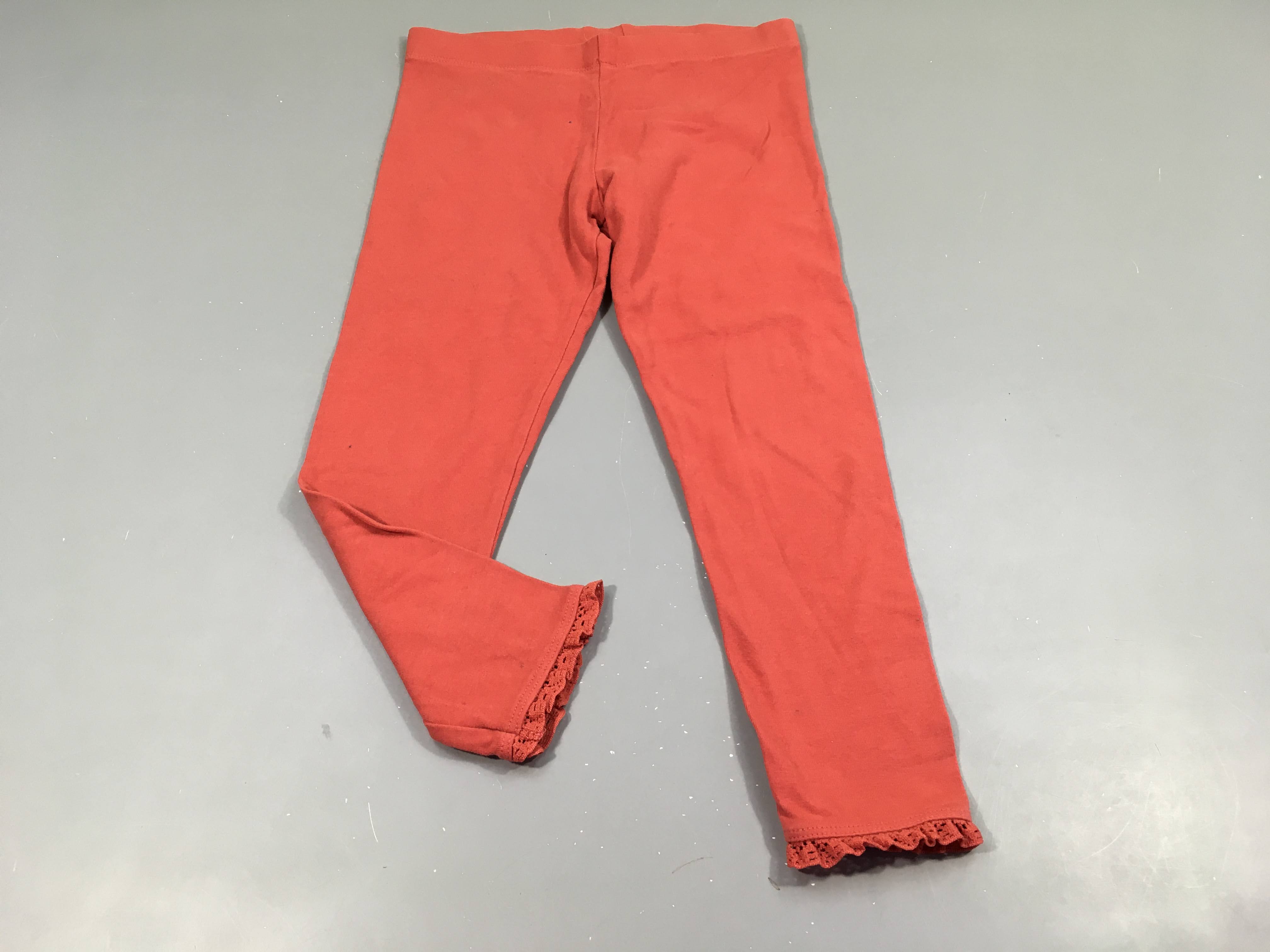 Legging corail, dentelles à la cheville