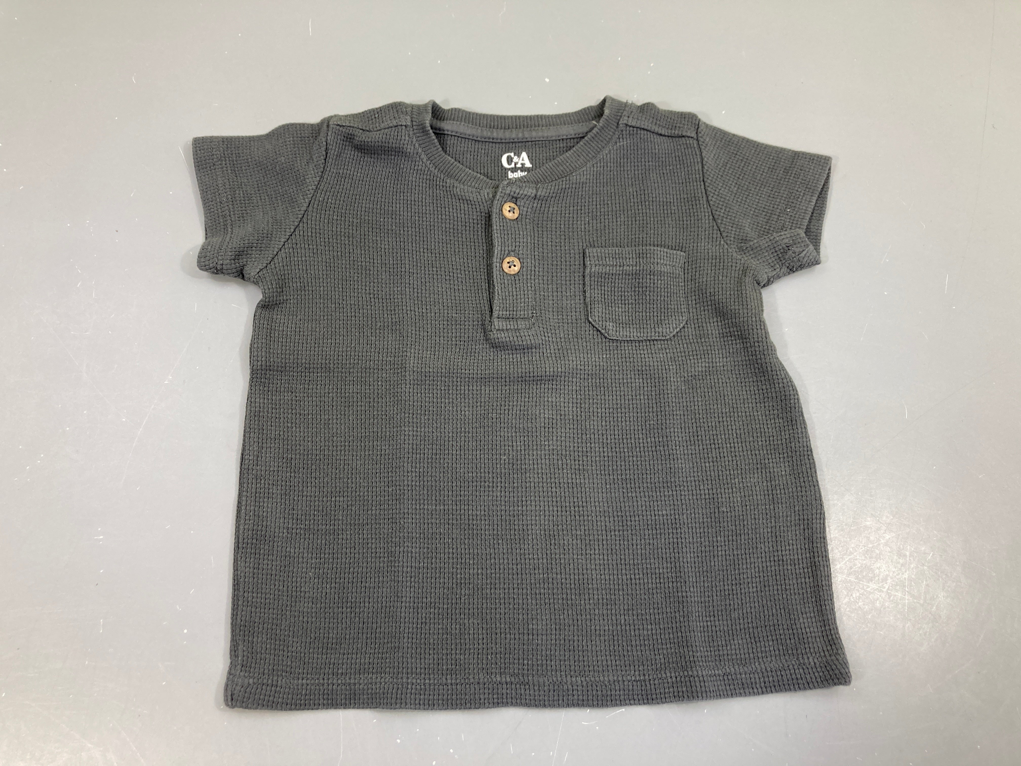 T-shirt m.c gris foncé texturé poche boutons