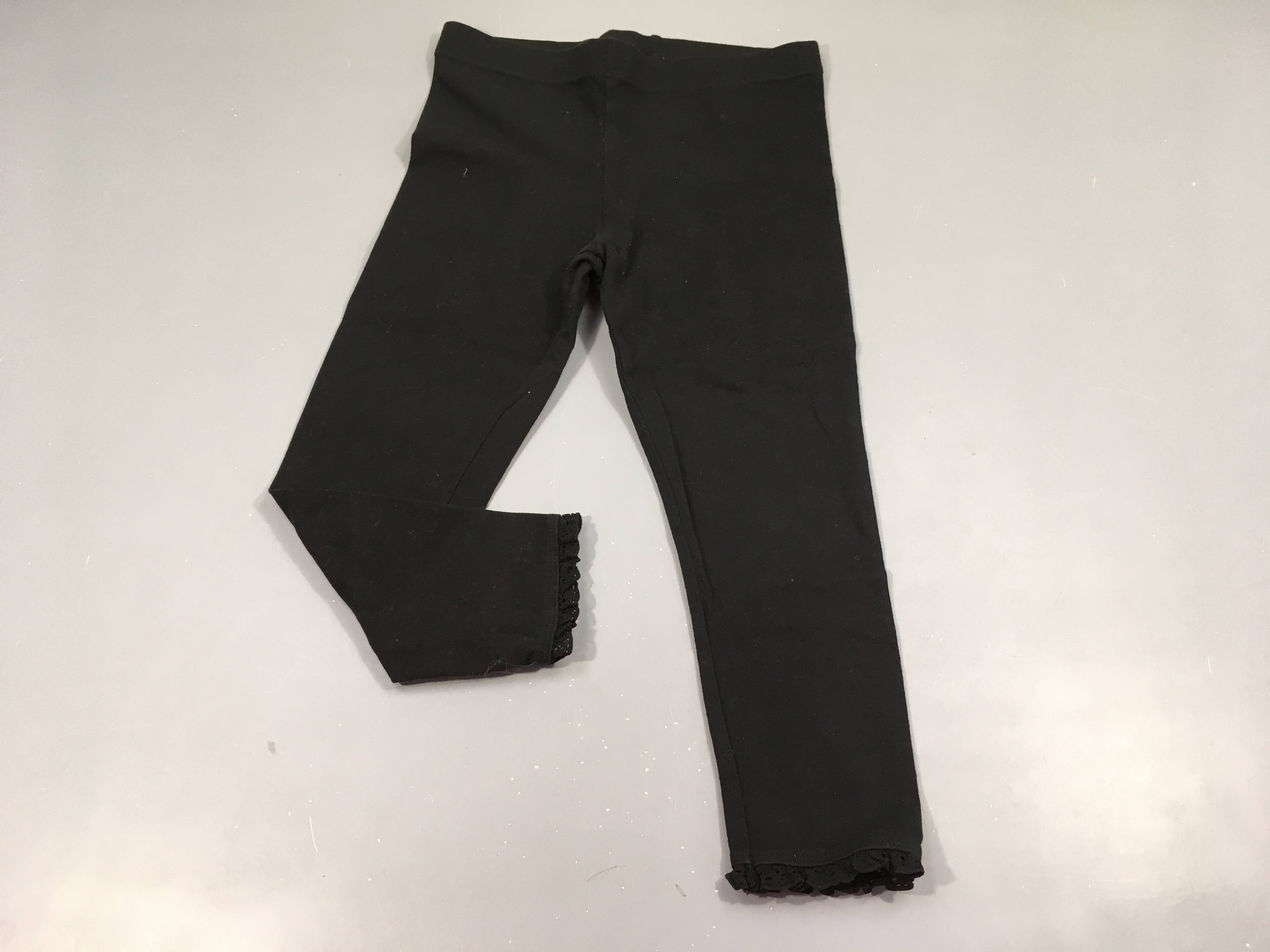 Legging noir, dentelles à la cheville