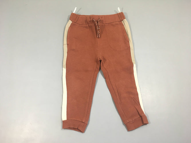 Pantalon de training brun texturé bandes lat. blanches, moins cher chez Petit Kiwi