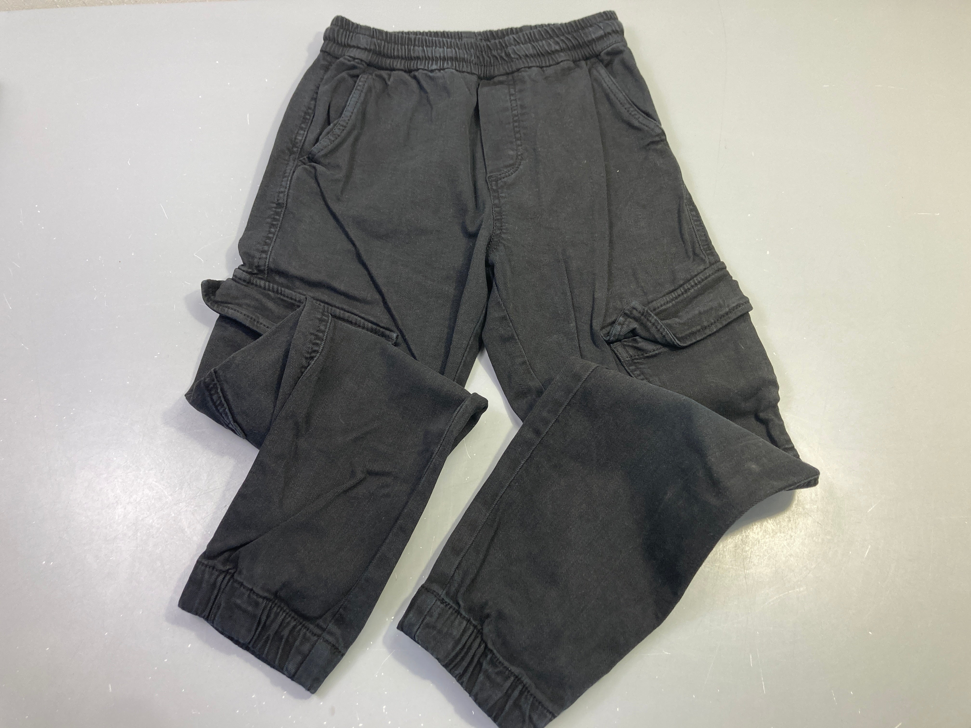 Pantalon étroit toile noire poches appliquées élastique dans le bas