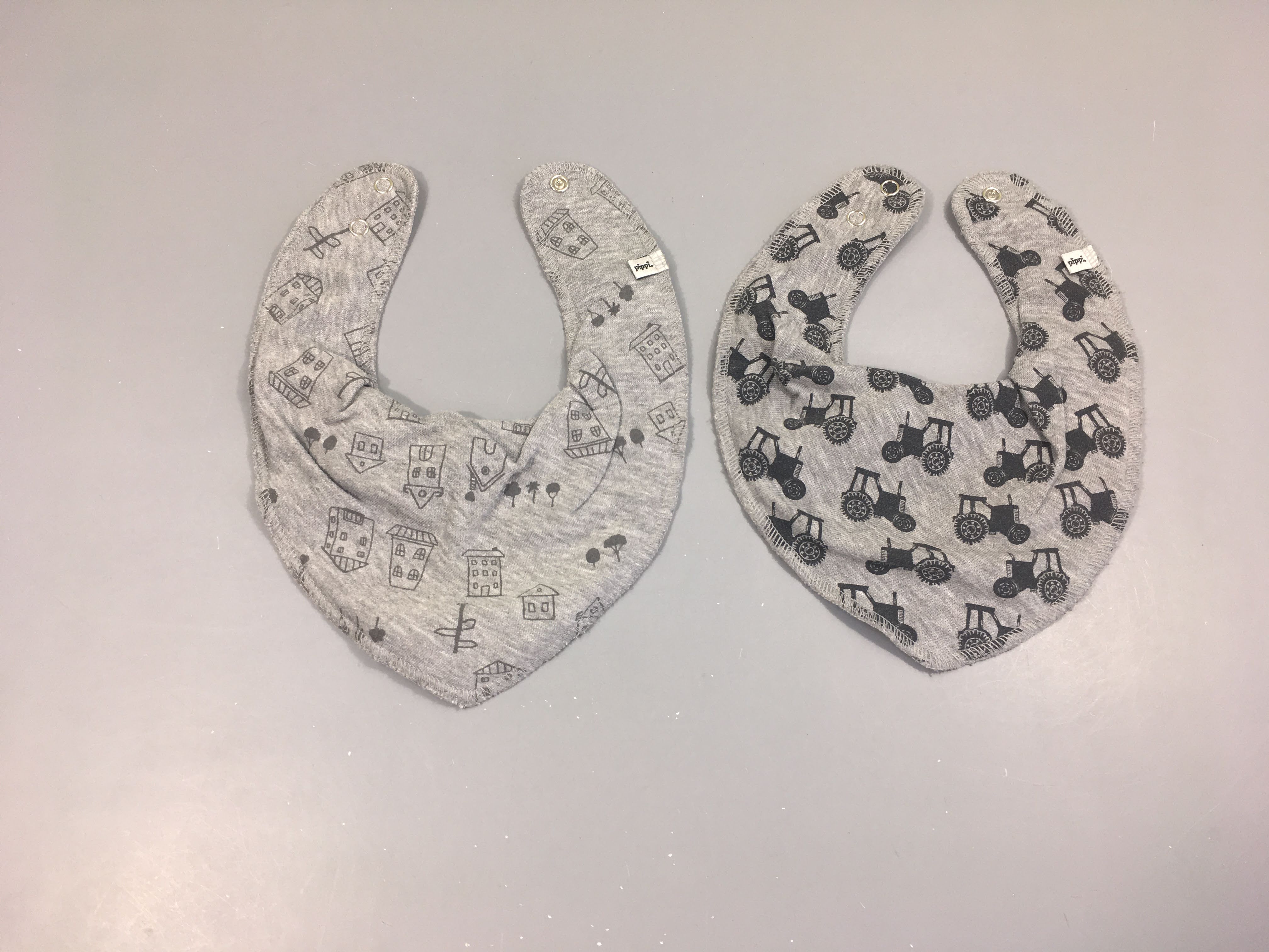 2 Bavoirs bandana épais gris tracteurs Pippi