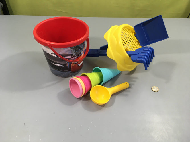Seau de plage Cars avec accessoires, moins cher chez Petit Kiwi