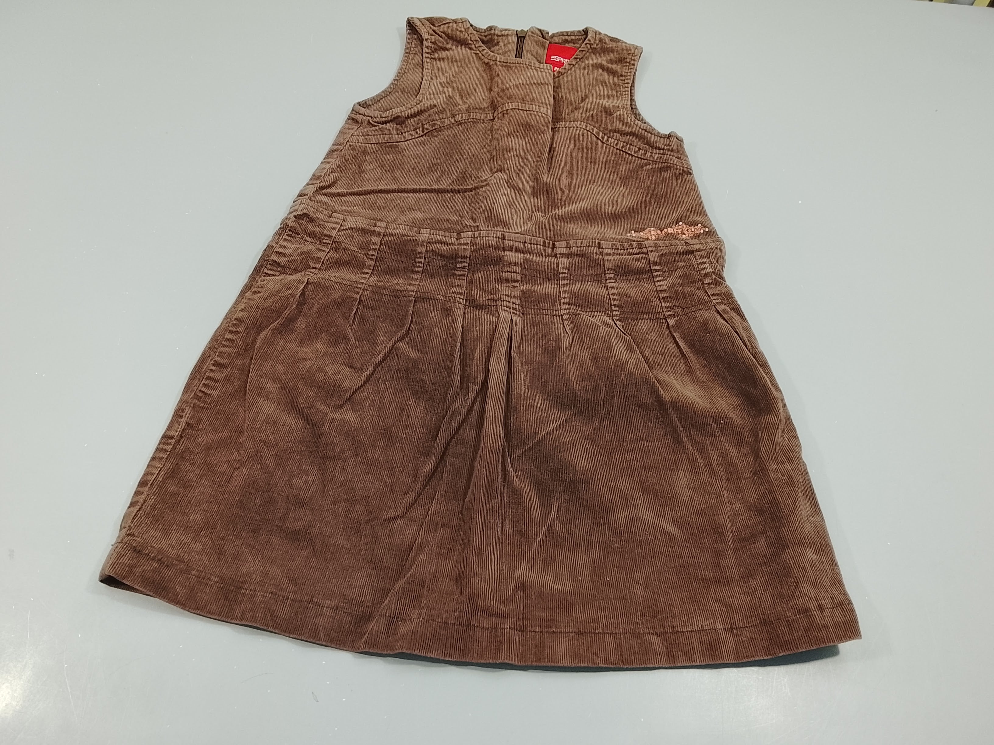 Robe s.m velours côtelé brun , boderie rose et fines perles 