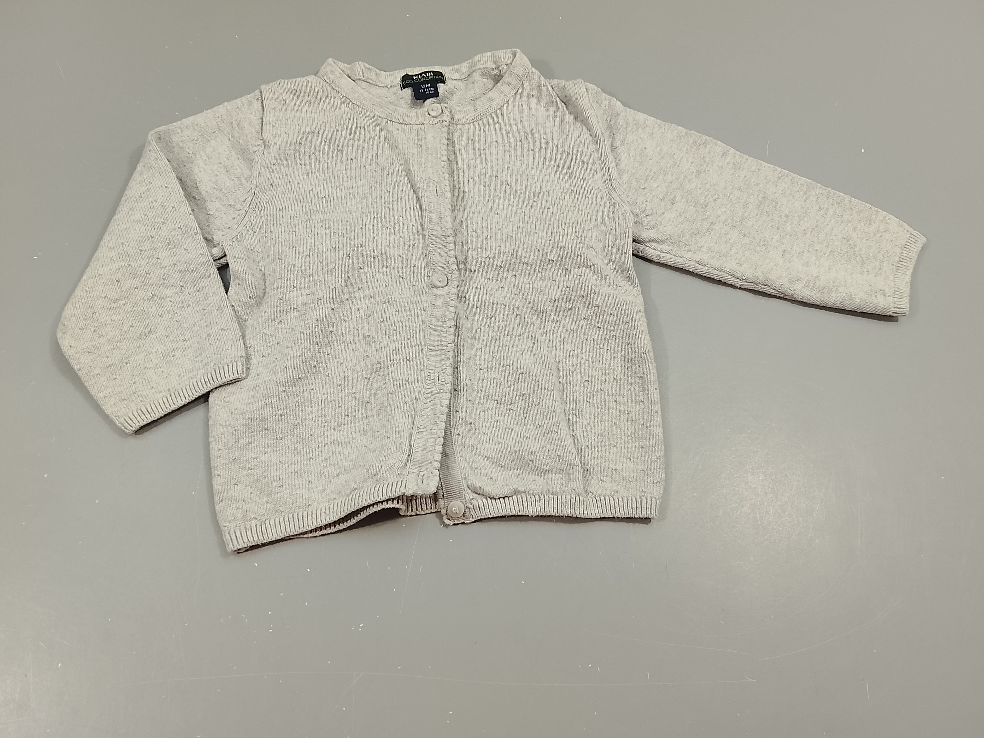 Gilet gris clair chiné, texturé. Légèrement bouloché