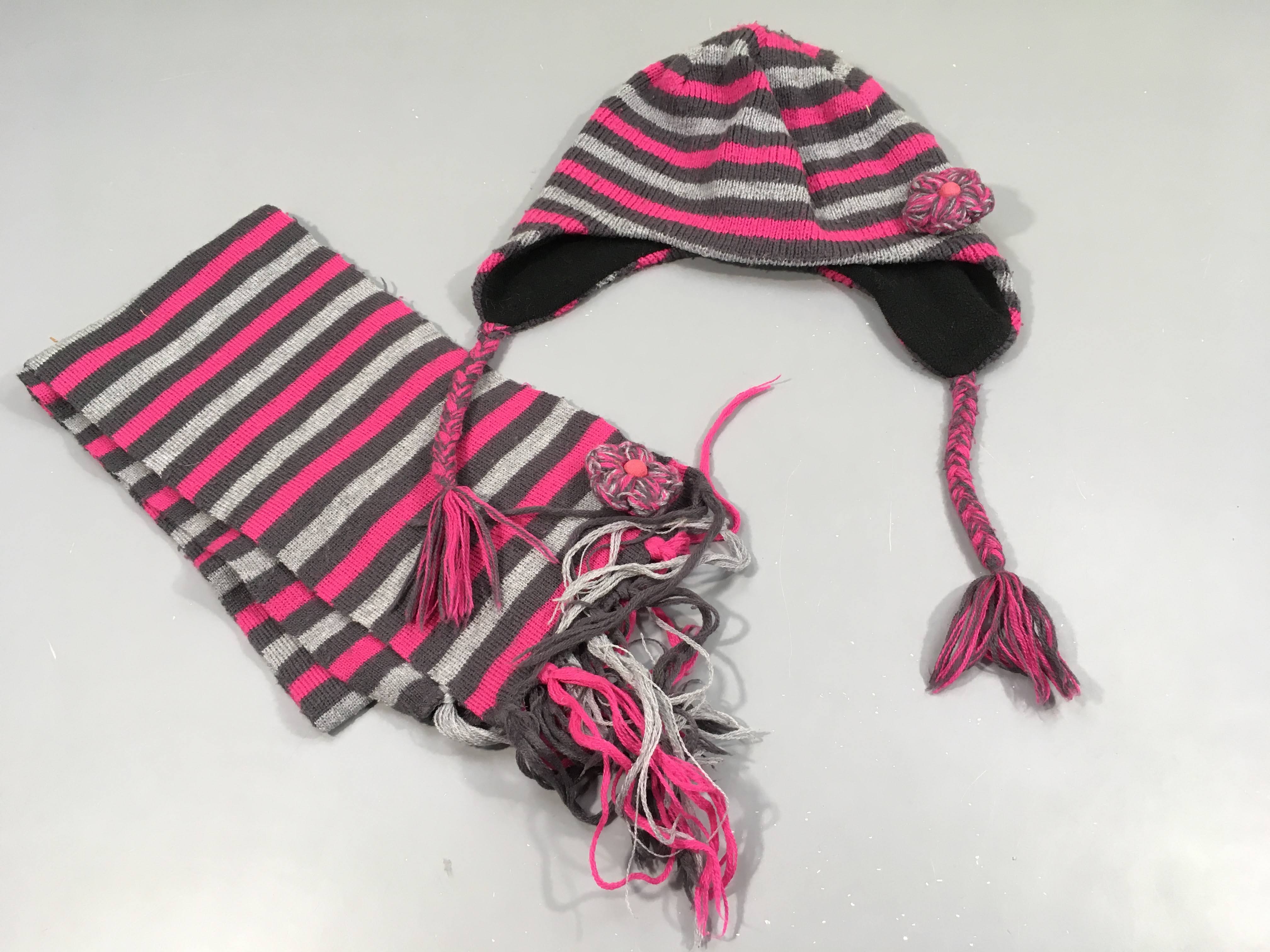 Bonnet + écharpe assortie rayé rose,gris , un peu bouloché
