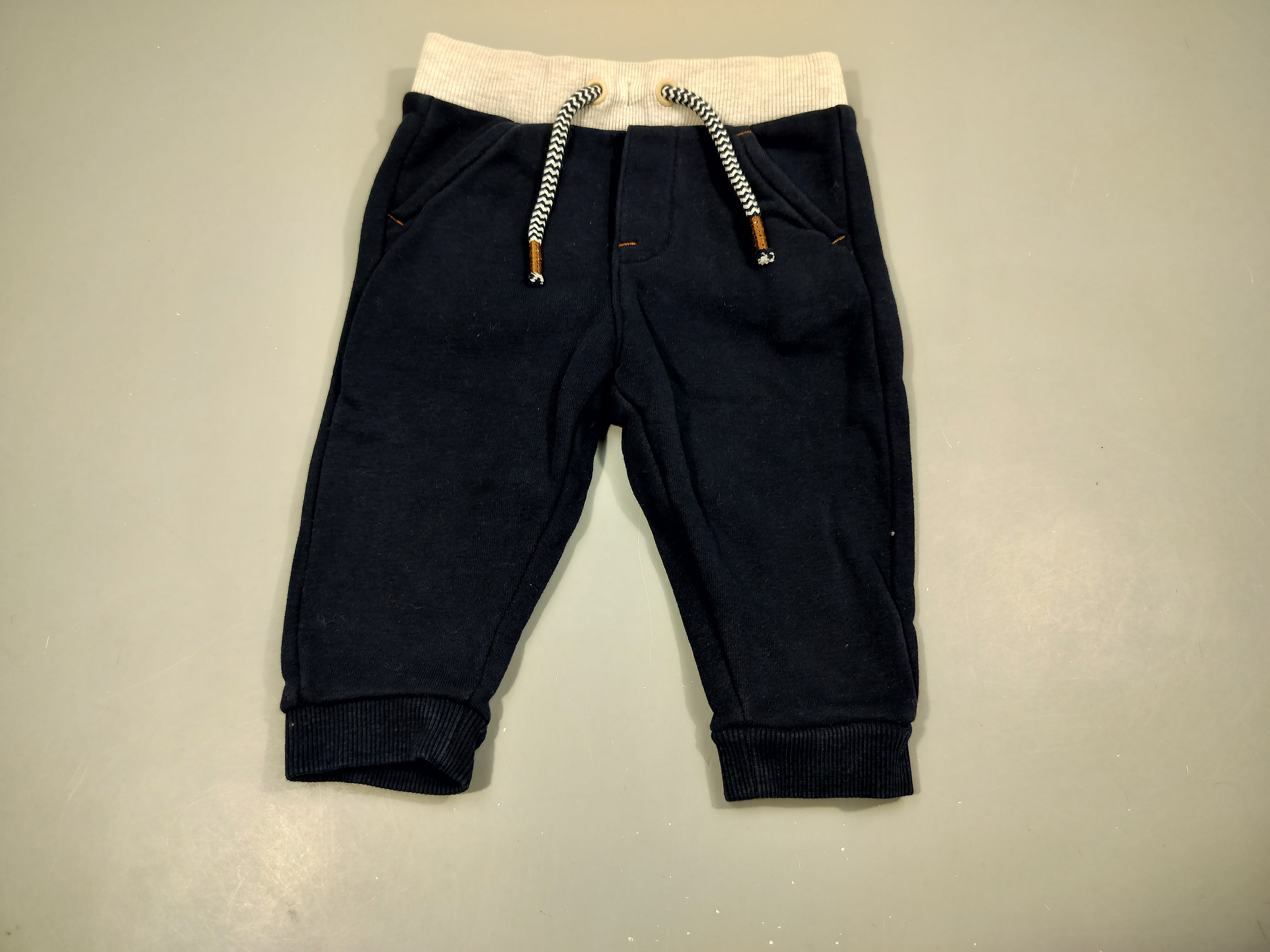 Pantalon jogging bleu marine, gris clair taille et chevilles élastiques 85% coton  15% polyester