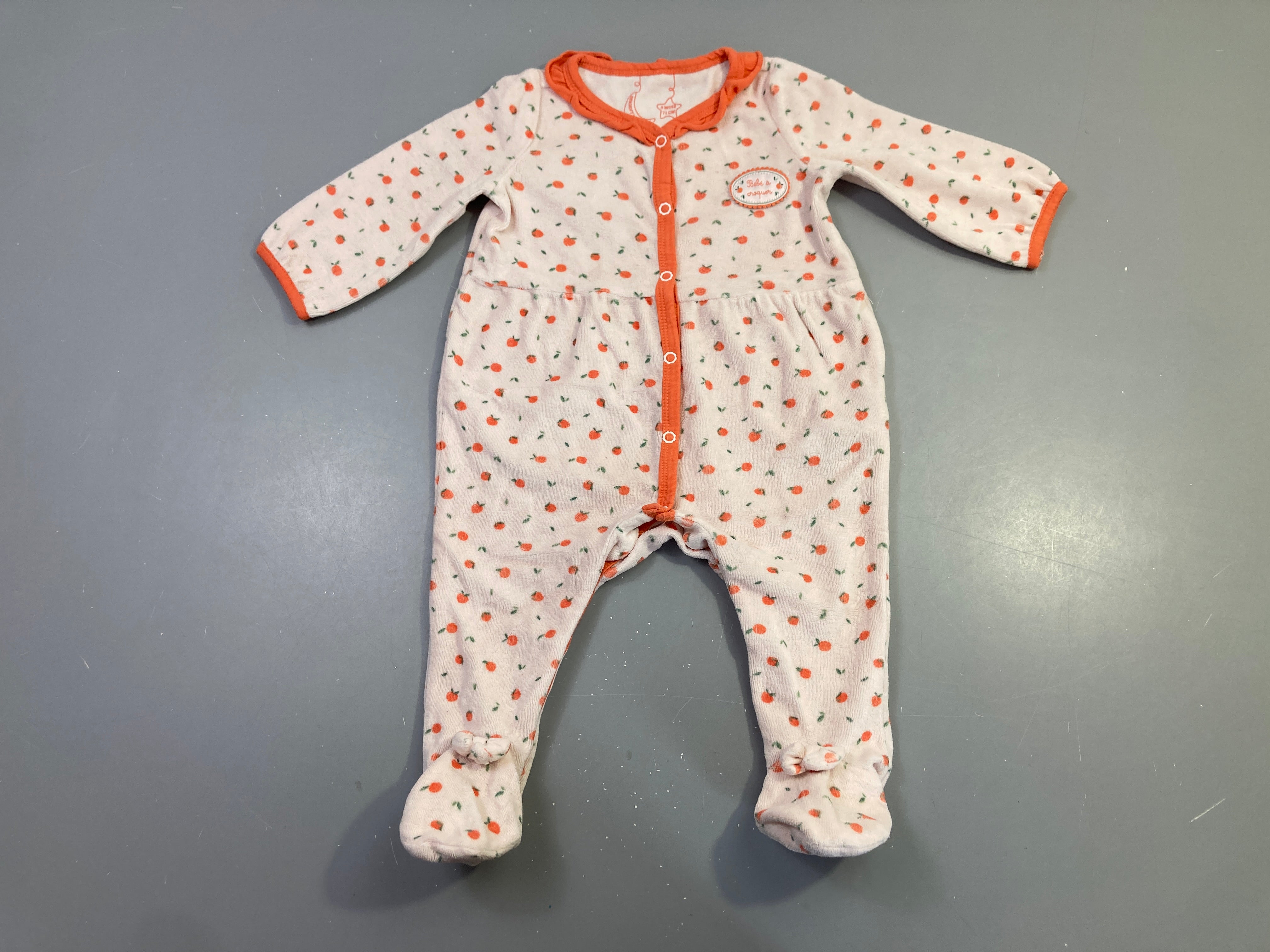 Pyjama velours rose très pâle imprimé oranges