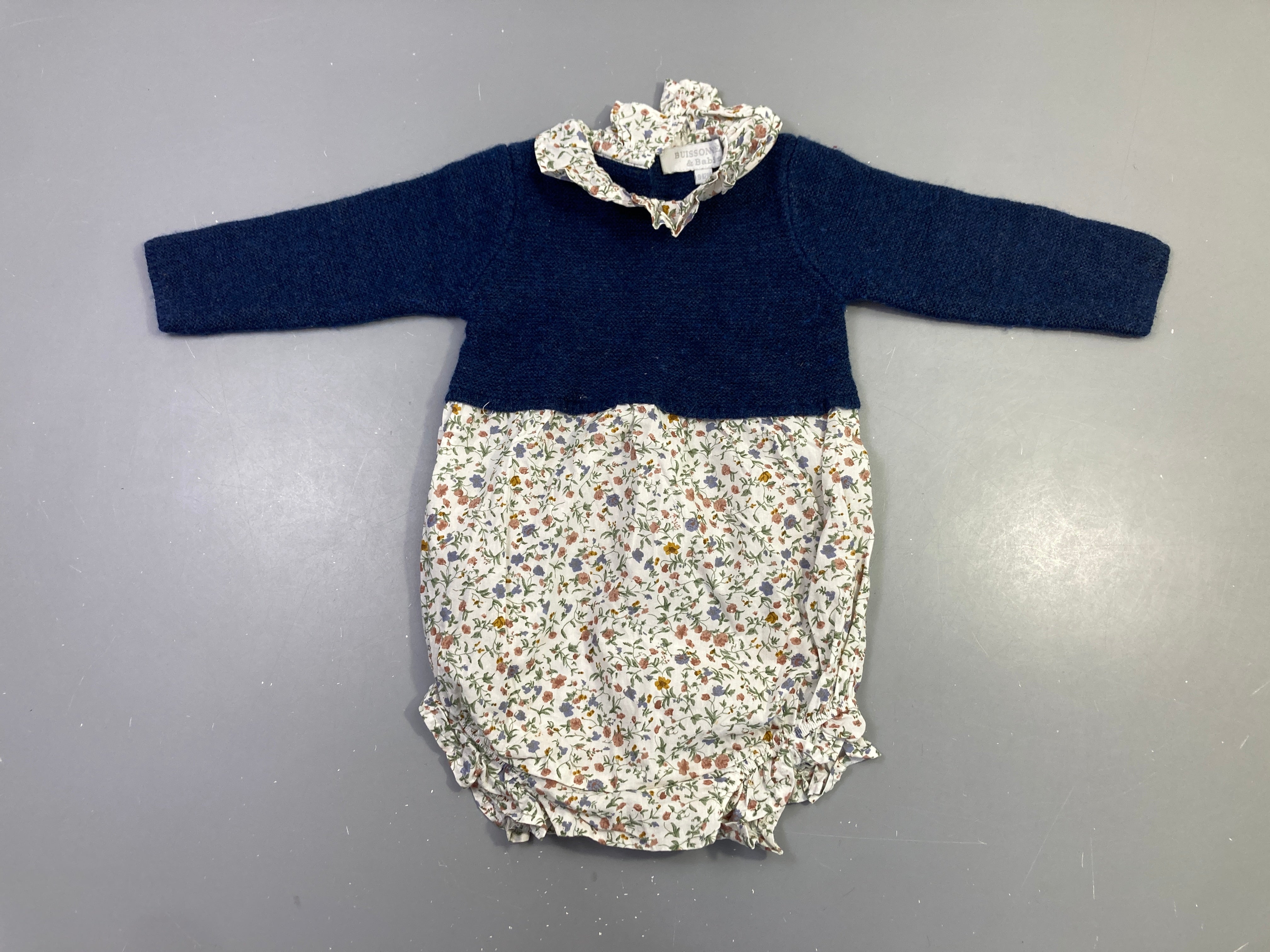 Bar.boteuse effet superposé pull bleu marine et fleuri col volanté