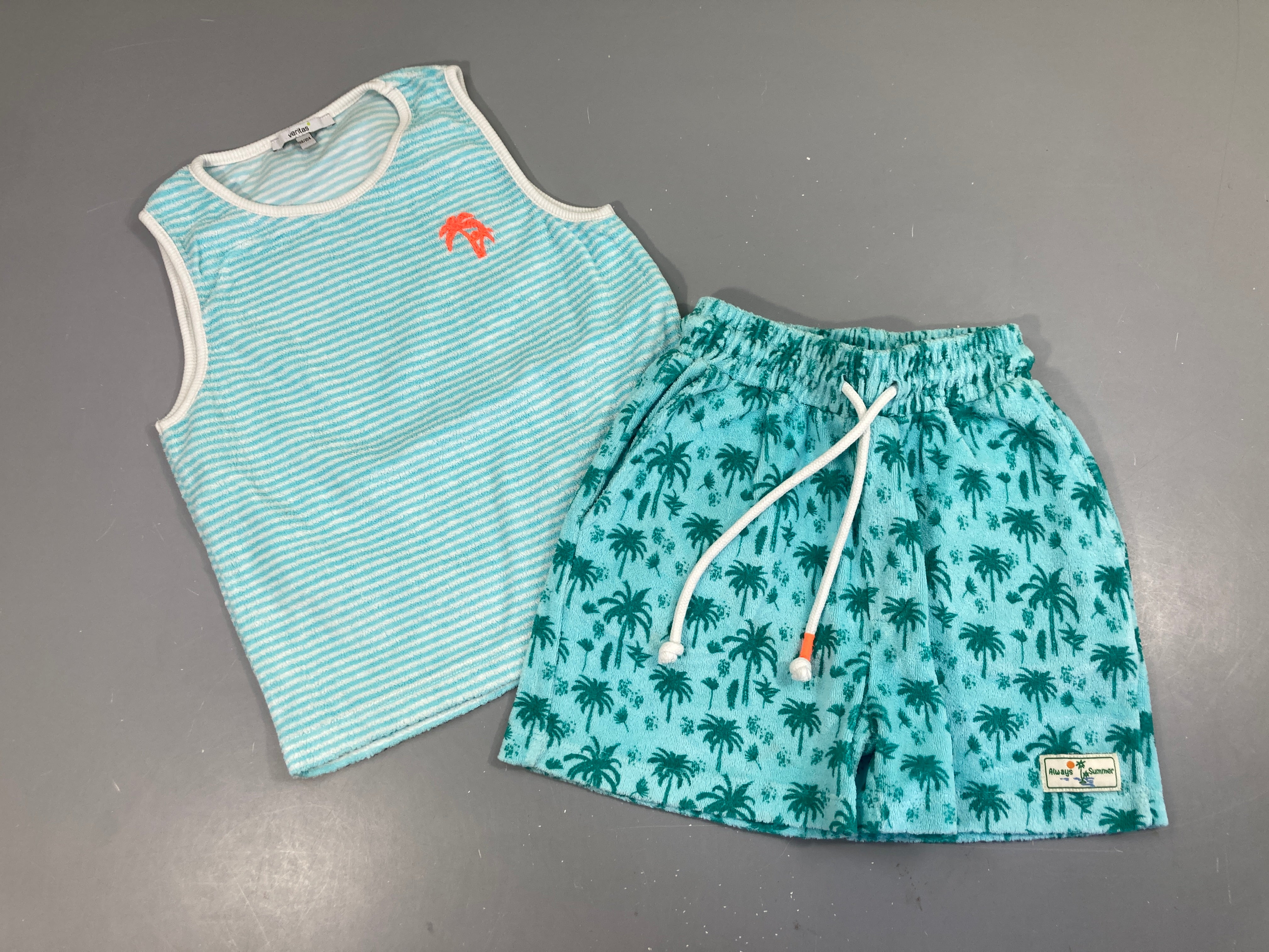 T-shirt s.m éponge blanc rayé bleu clair + short turquoise palmiers verts