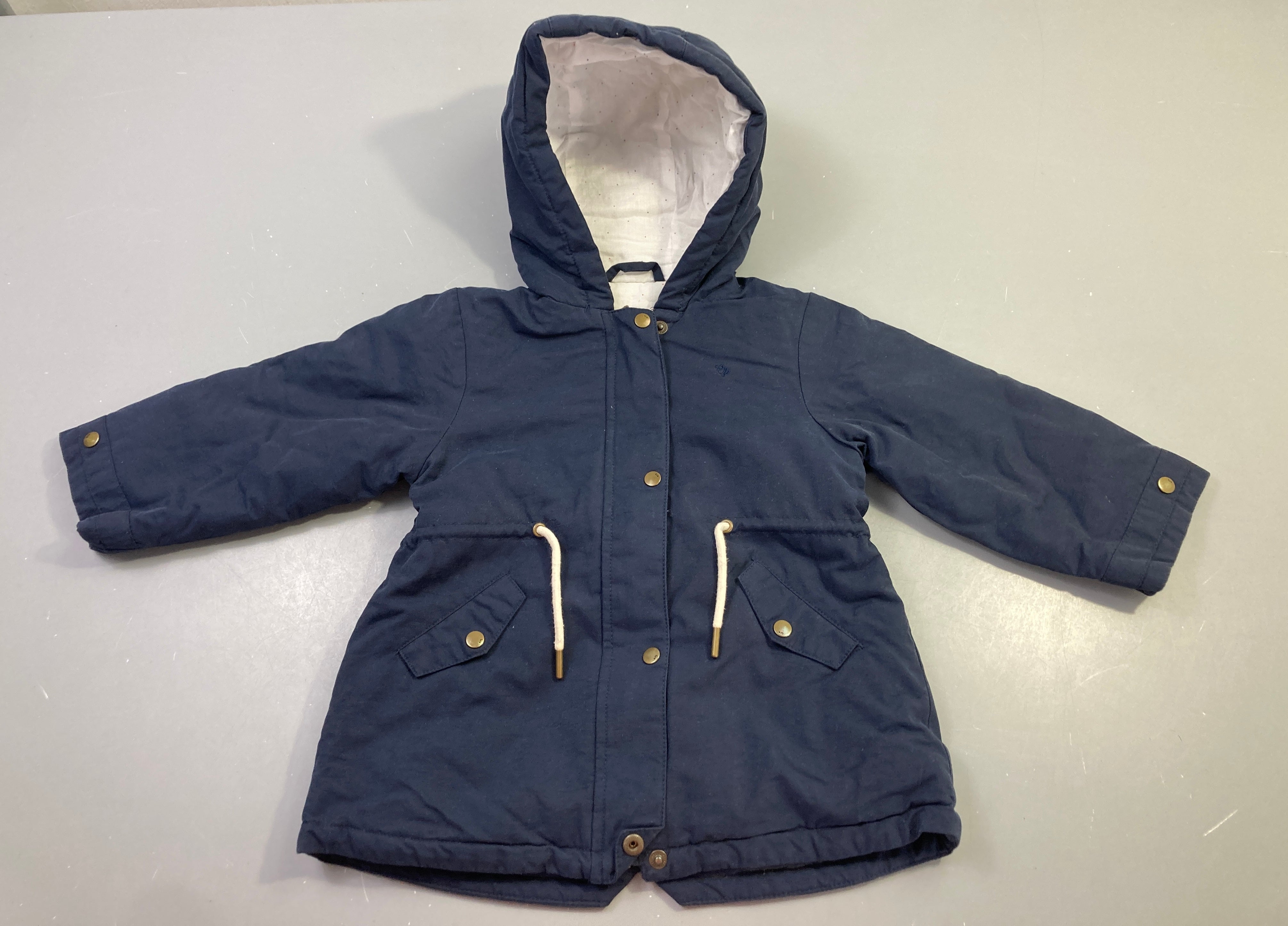 Manteau à capuche bleu marine légèrement ouatiné