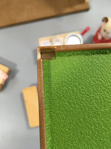 Sylvanian families Maison de ville avec lapin 5303, manque des accessoires, certains éléments cassés (voir photos), moins cher chez Petit Kiwi