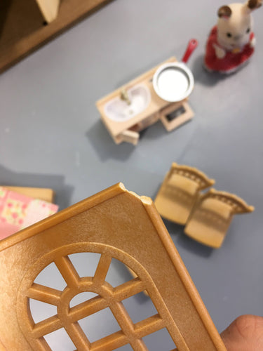 Sylvanian families Maison de ville avec lapin 5303, manque des accessoires, certains éléments cassés (voir photos), moins cher chez Petit Kiwi