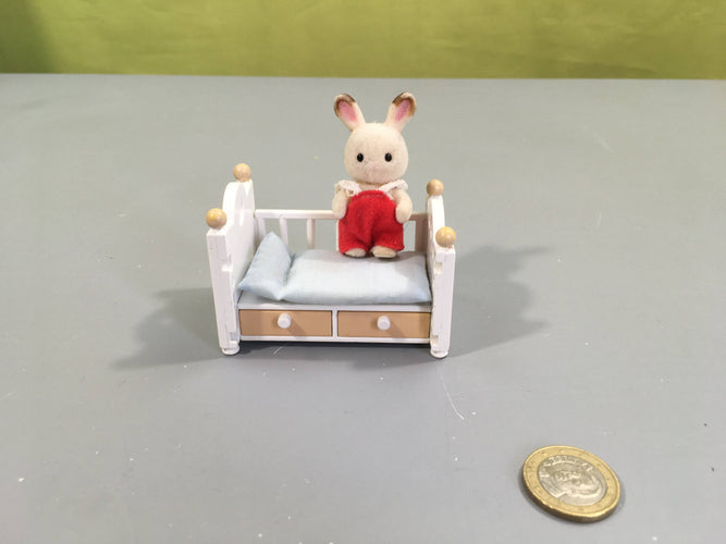 Sylvanian Families - 5017 - Le bébé lapin chocolat et lit, manque couverture, moins cher chez Petit Kiwi