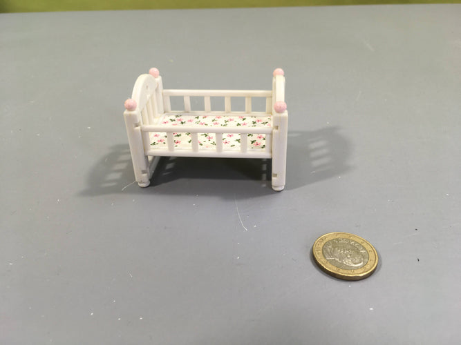 Sylvanian Families: Baby Bed Set (5152), manque la couverture, moins cher chez Petit Kiwi