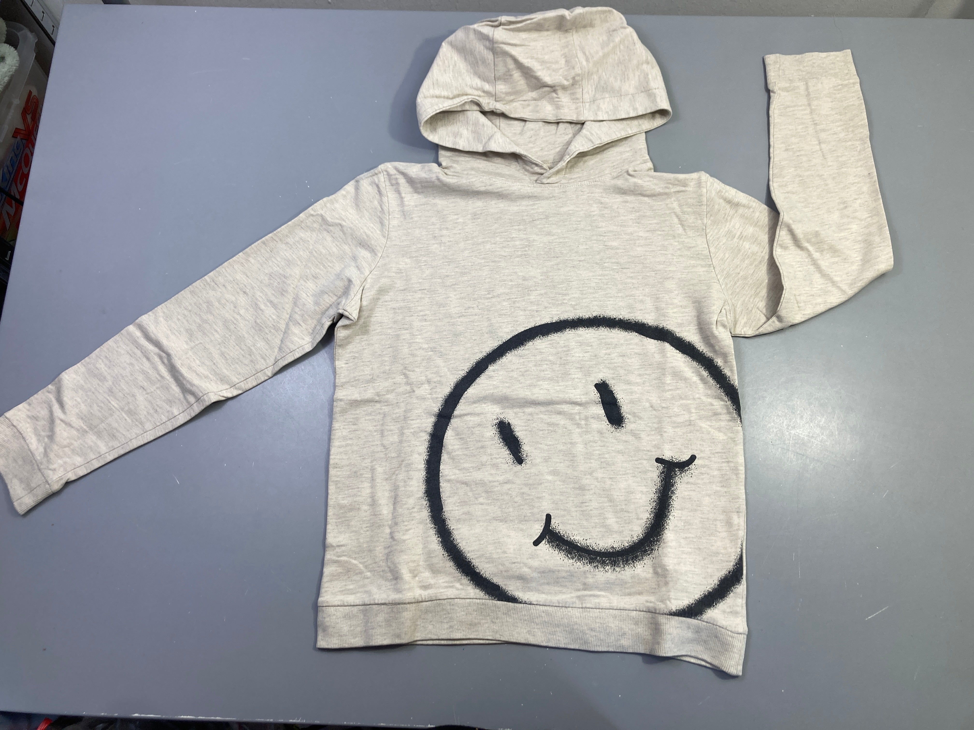 Sweat léger à capuche beige souriant