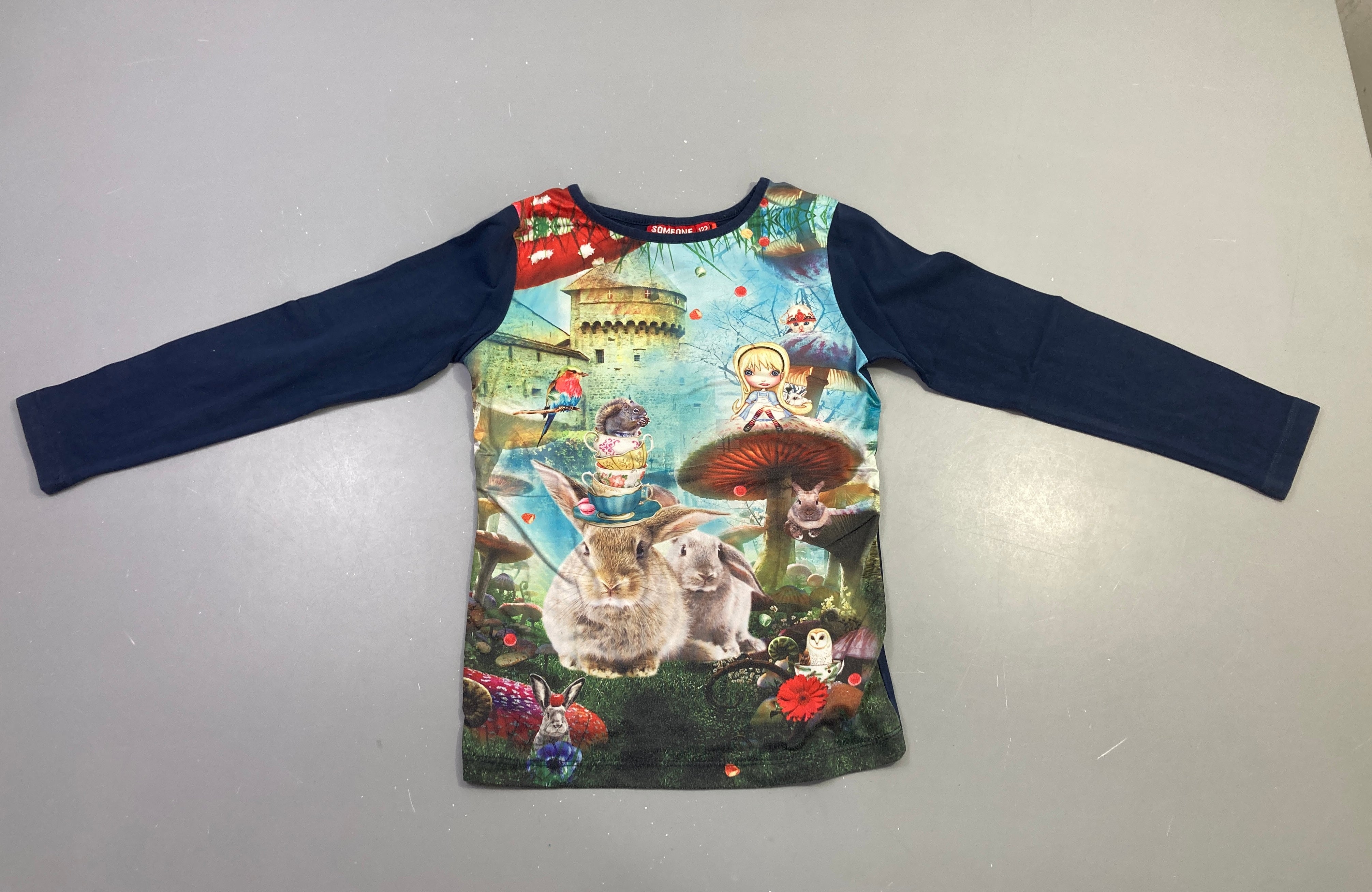 T-shirt m.l bleu marine imprimé fantaisie lapins, légèrement bouloché