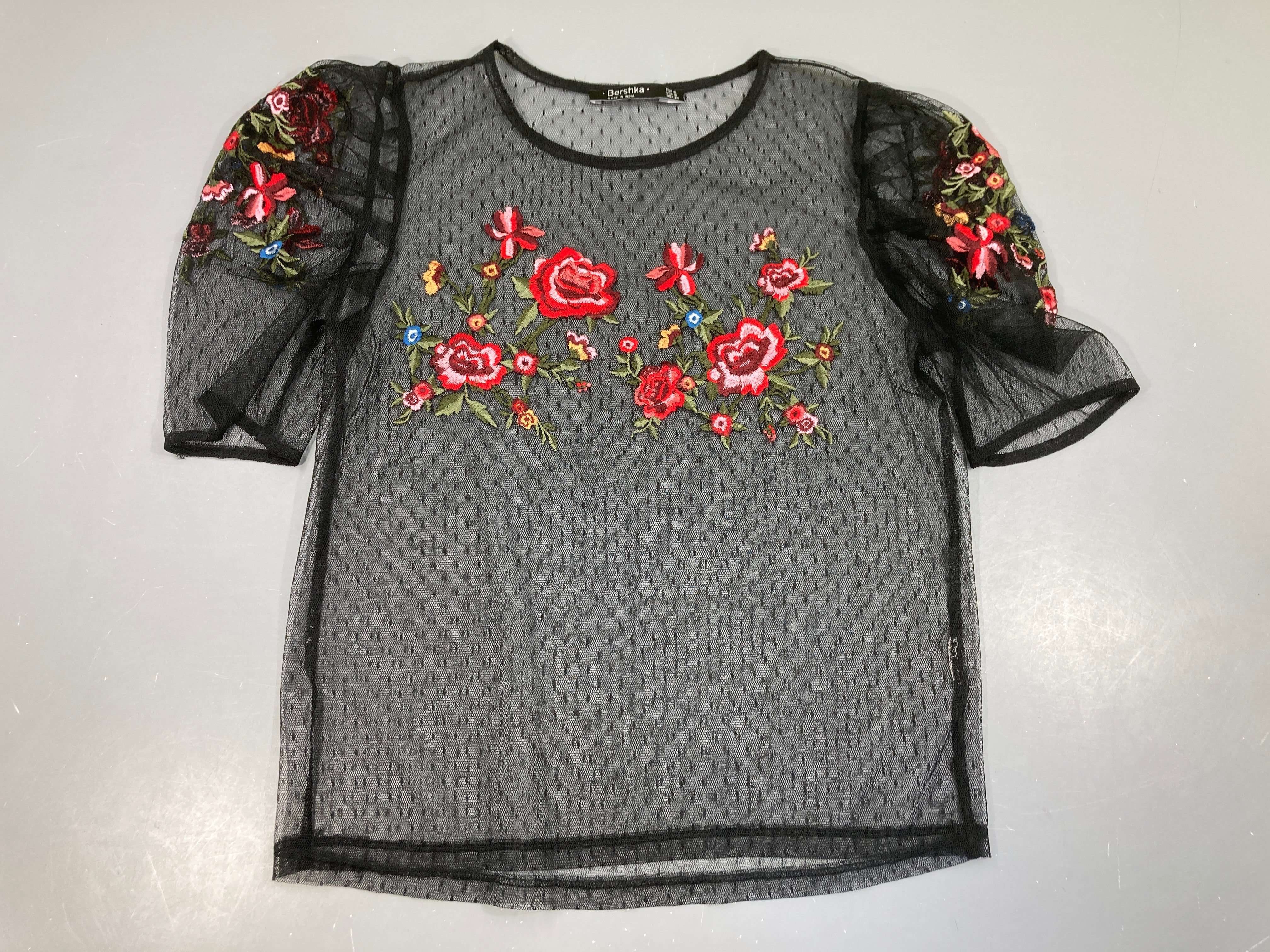 Blouse m.c résille noir ajourée fleurs