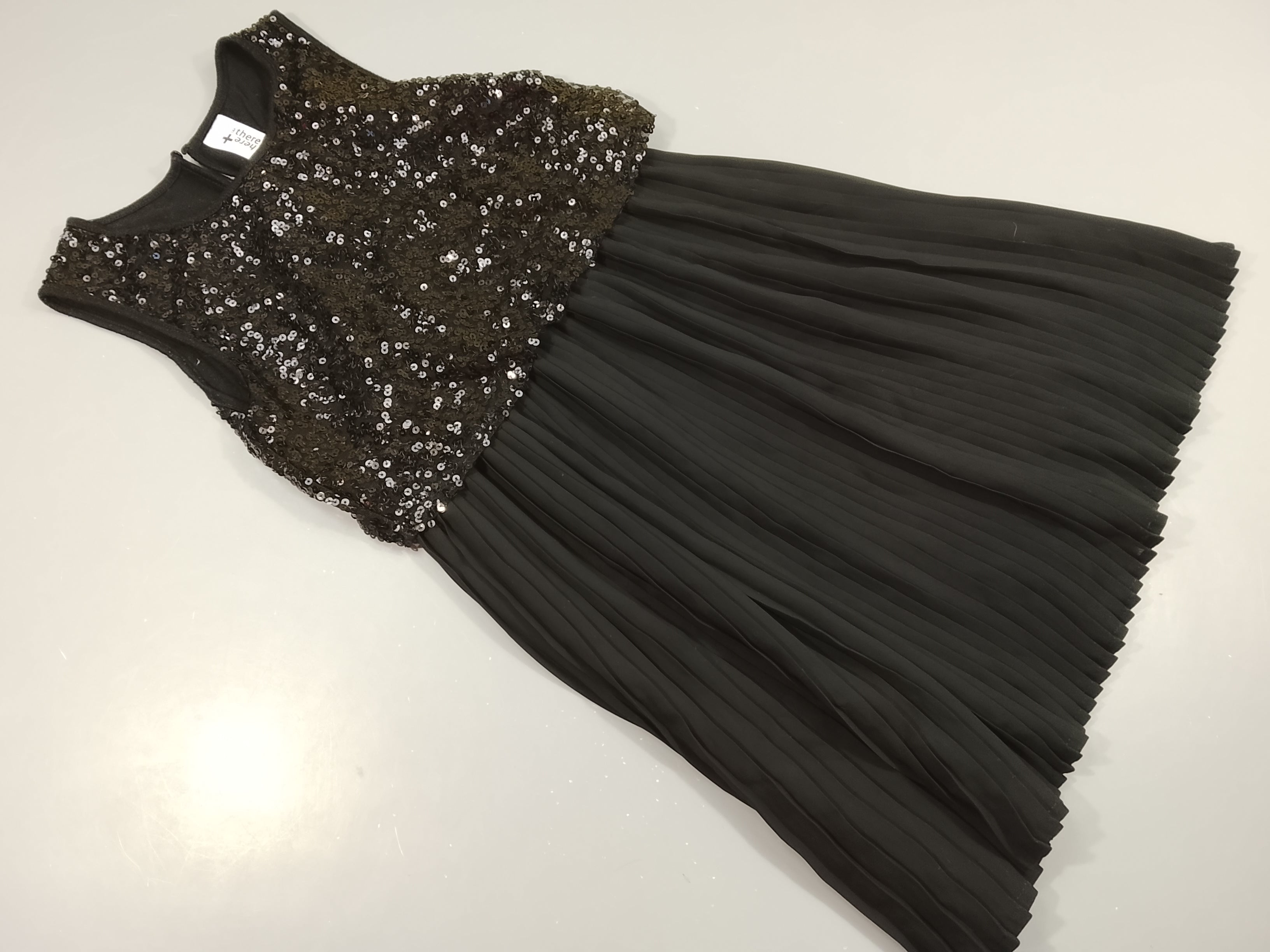 Robe m.c noire, dessus en sequins dessous en tulle plissé