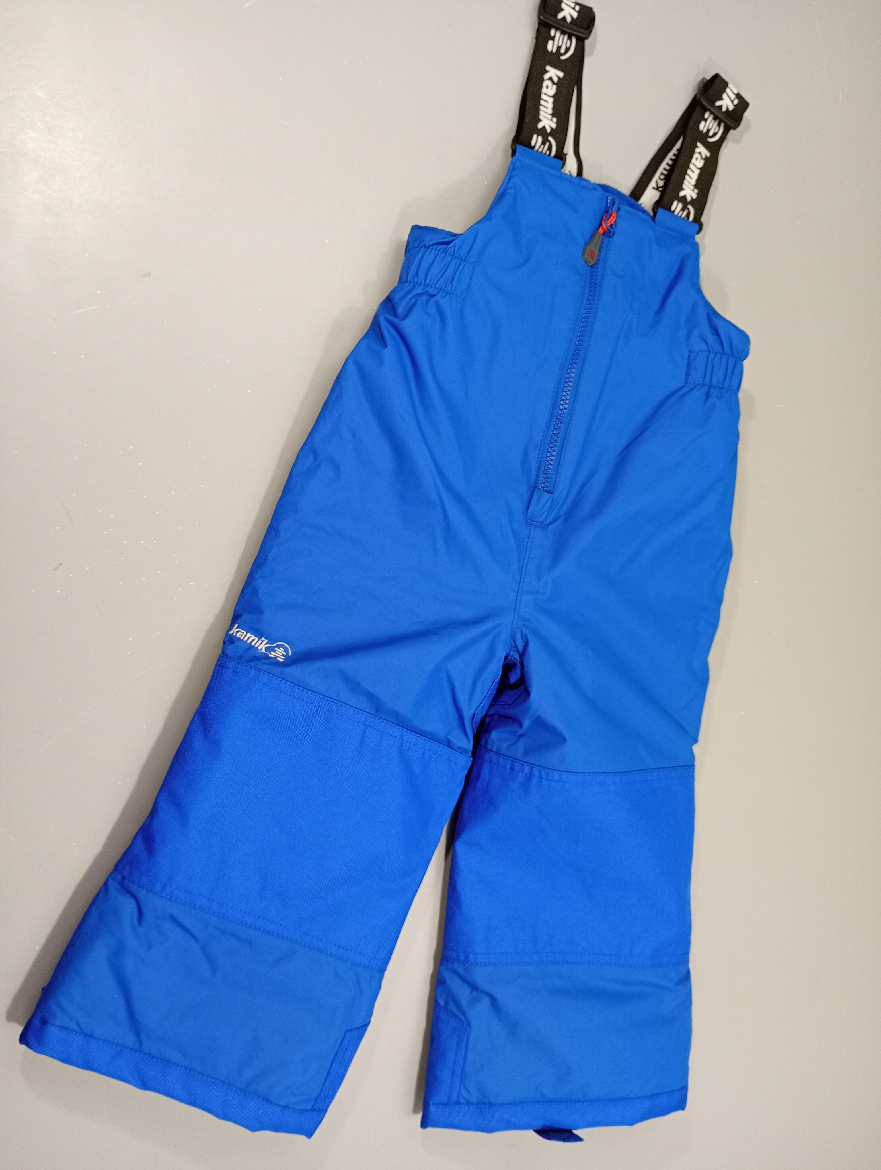 Salopette de ski bleue à bretelles noires 