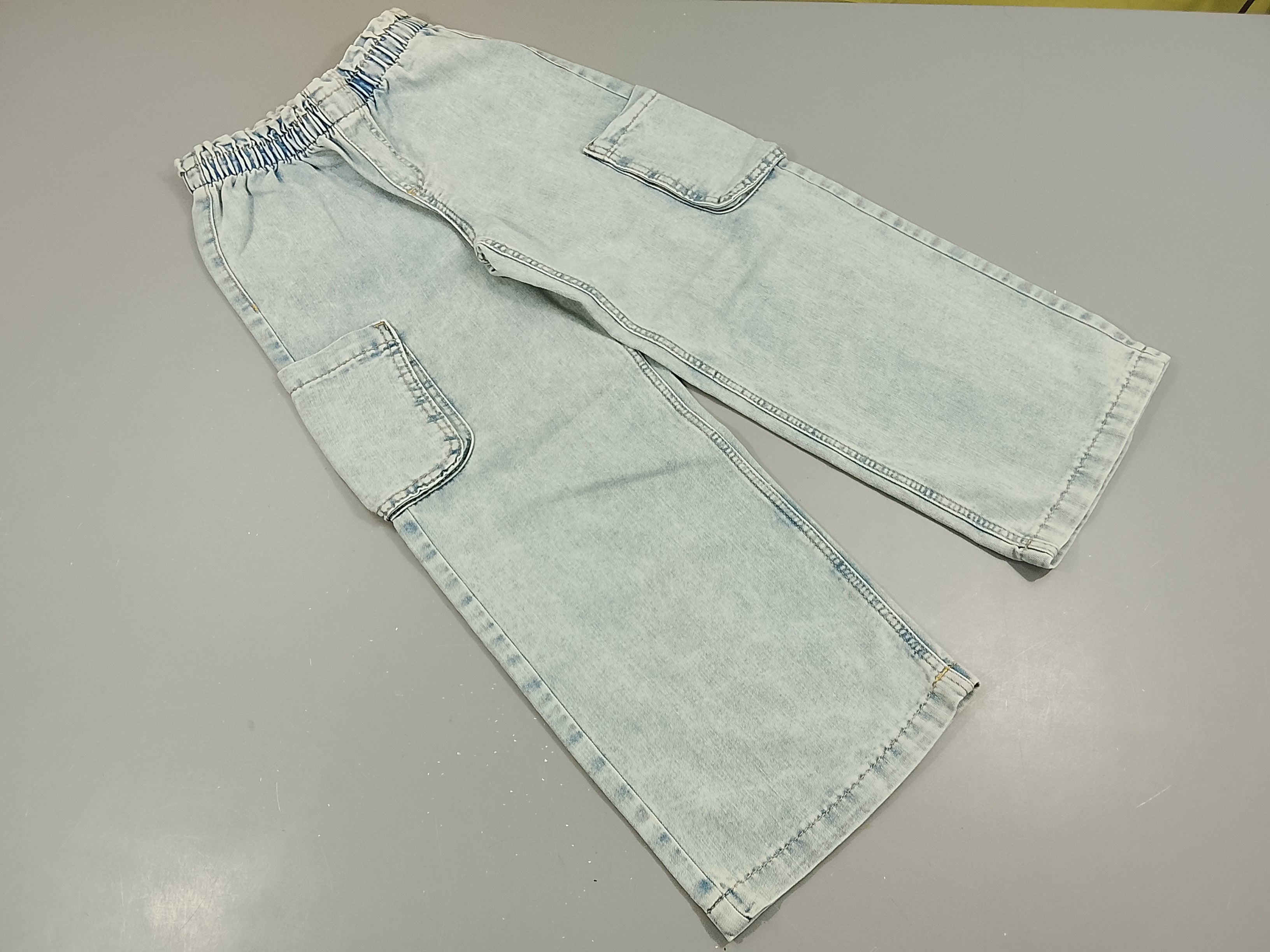 Pantalon denim clair, poches latéralles , taille élastique
